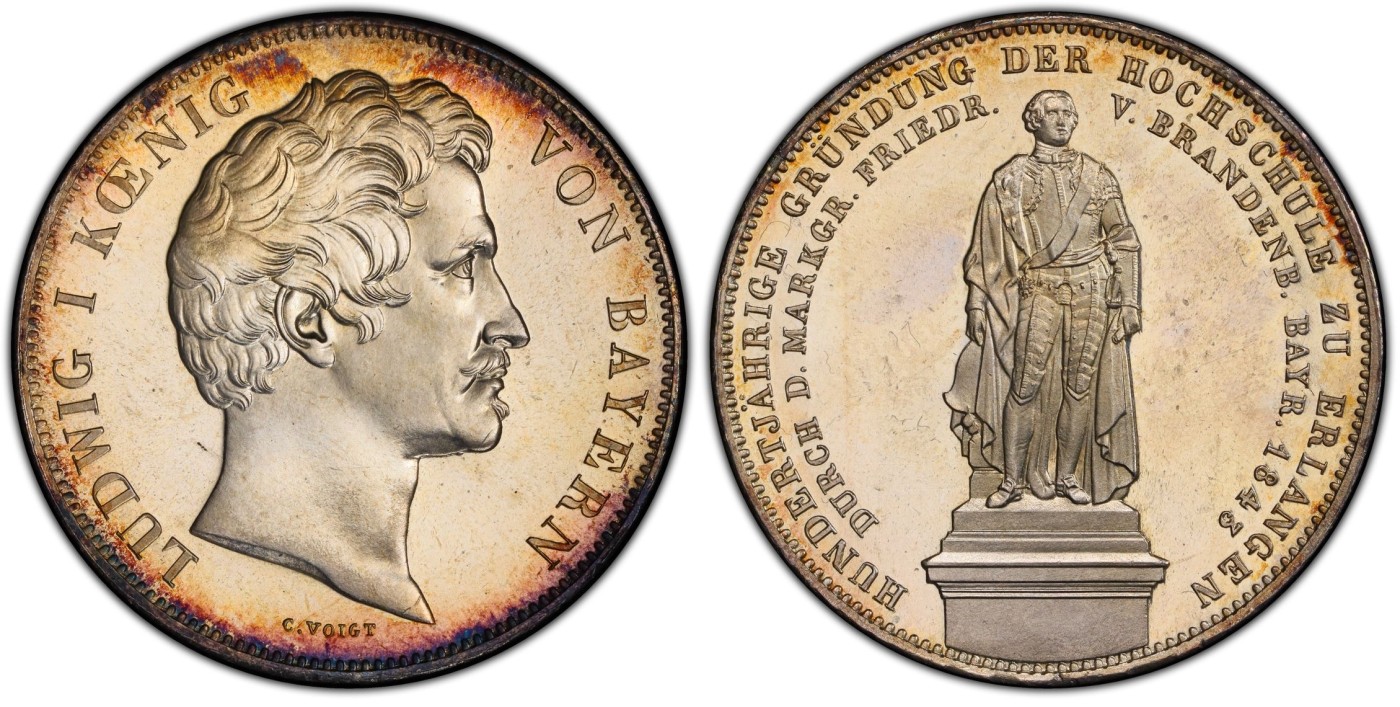 万国钱币拍卖第021期（龙年首拍） PCGS MS64 1843巴伐利亚埃尔朗根大学建校百年历史2泰勒 背面为大学创始人勃兰登堡-拜罗伊特边疆伯爵腓特烈的雕像，相当于中国古代的藩王。此枚品相状态已属顶级，镜面感极强的底板在双面淡金彩的加持下熠熠生辉，腓特烈伯爵的雕像细节一丝不苟凝于方寸之间，数百年之后辗转腾挪来到诸位手中，可能这也就是路德维希一世铸造历史的用意所在。