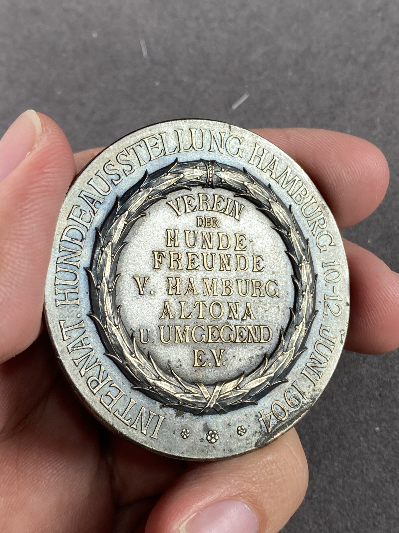 万国钱币拍卖第021期（龙年首拍） 1904年德国汉堡城市景观纪念大银章 焕蓝彩 非常稀少的品种 未送评欧洲一线货42g 50mm 边铭990