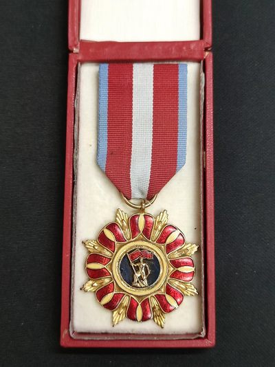 老王徽章第二十八期 - 波兰共和国版波兰人民建设者勋章