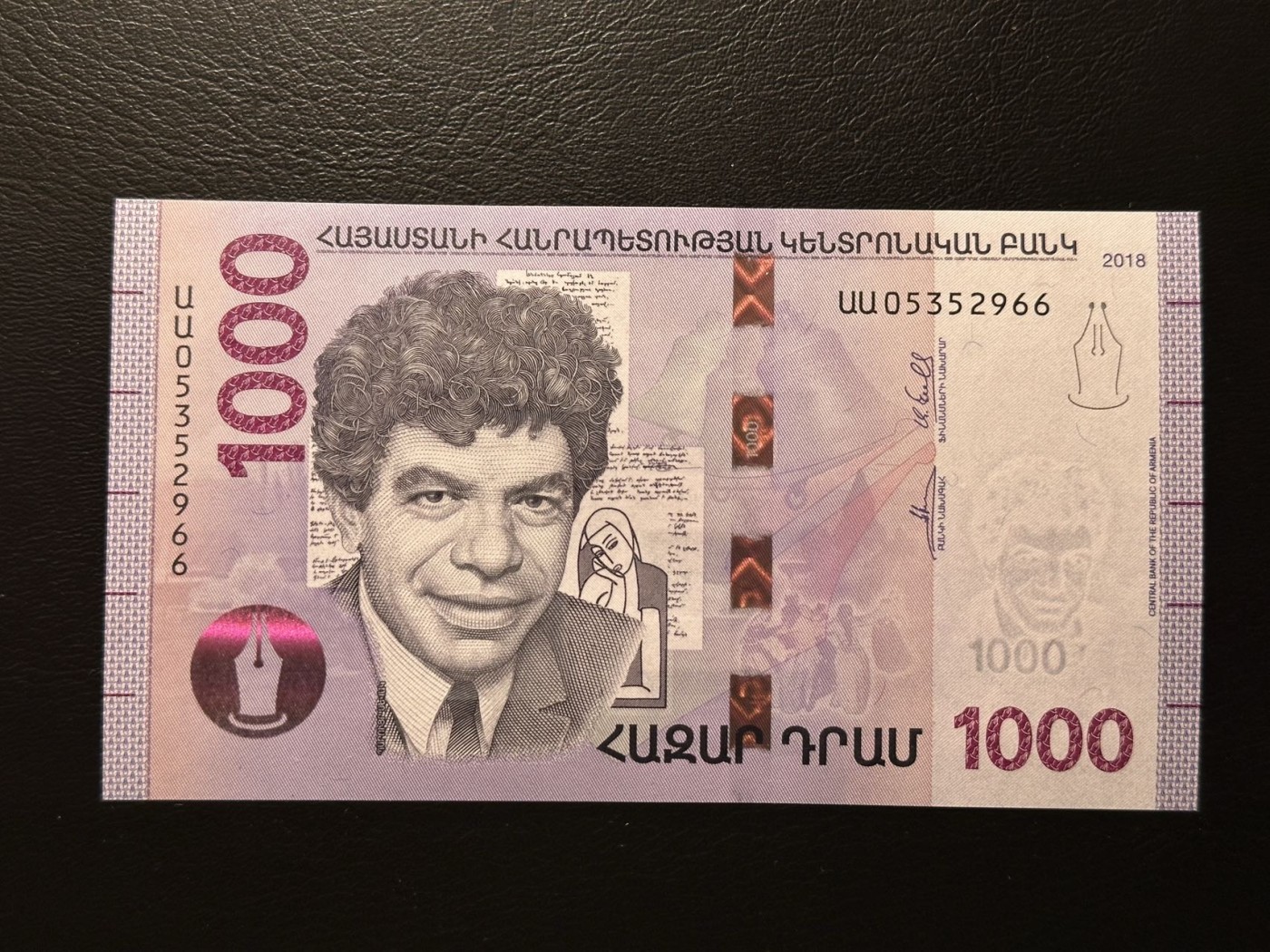 第三十六场！（本期有pmg记录仅两枚的顶级高货） 亚美尼亚1000德拉姆，荧光非常漂亮！人物头像在光照下变化，属实独特！号码无47，双尾66！