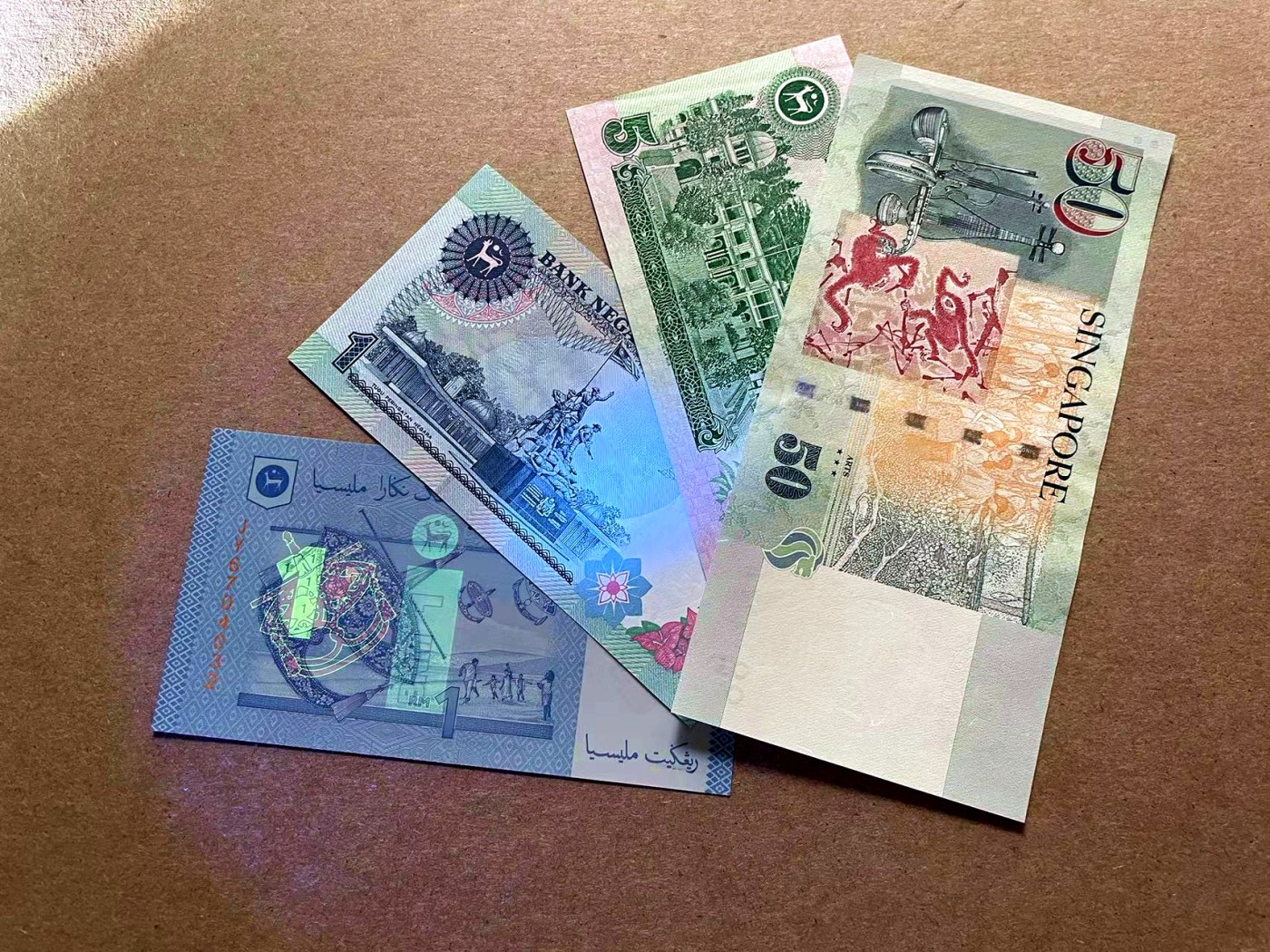 【Blue Auction】✨世界纸币精拍第434期【精】 【一组4张 包含豹子号】马来西亚、新加坡纸币一组 全新UNC（5林吉特有软折）