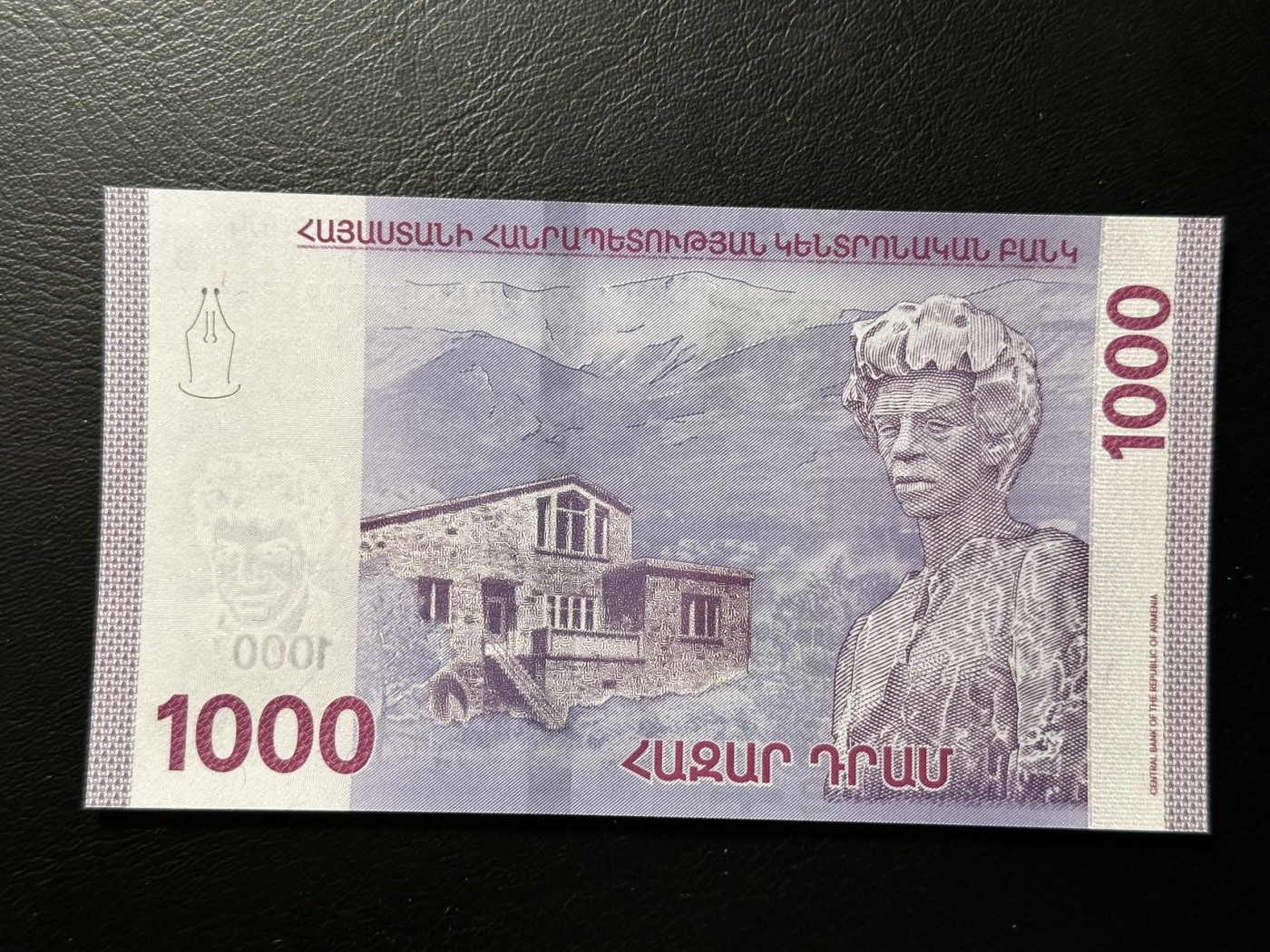 第三十六场！（本期有pmg记录仅两枚的顶级高货） 亚美尼亚1000德拉姆，荧光非常漂亮！人物头像在光照下变化，属实独特！号码无47，双尾66！