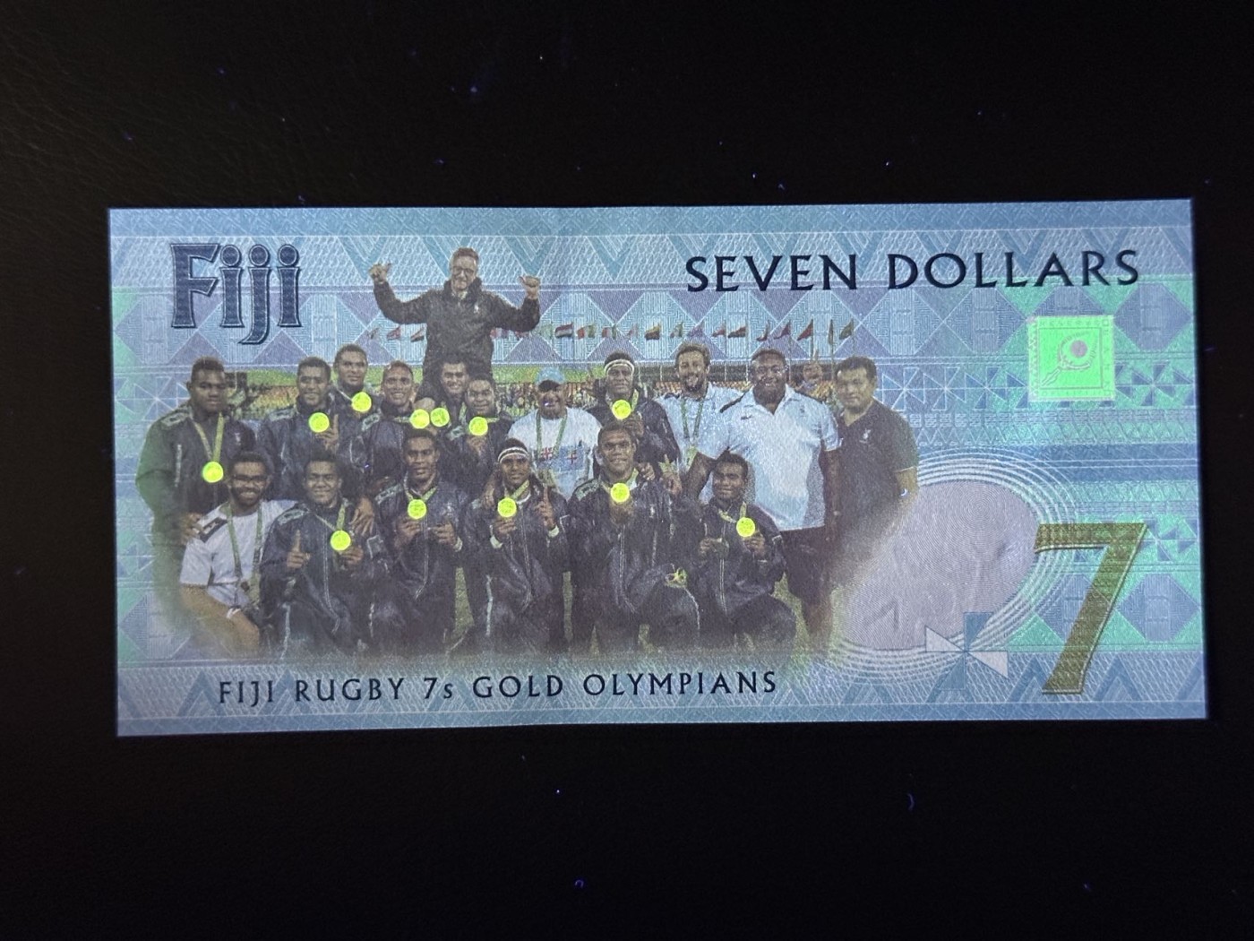 第三十六场！（本期有pmg记录仅两枚的顶级高货） 斐济橄榄球纪念币，7$特殊面值！荧光独特！设计新颖