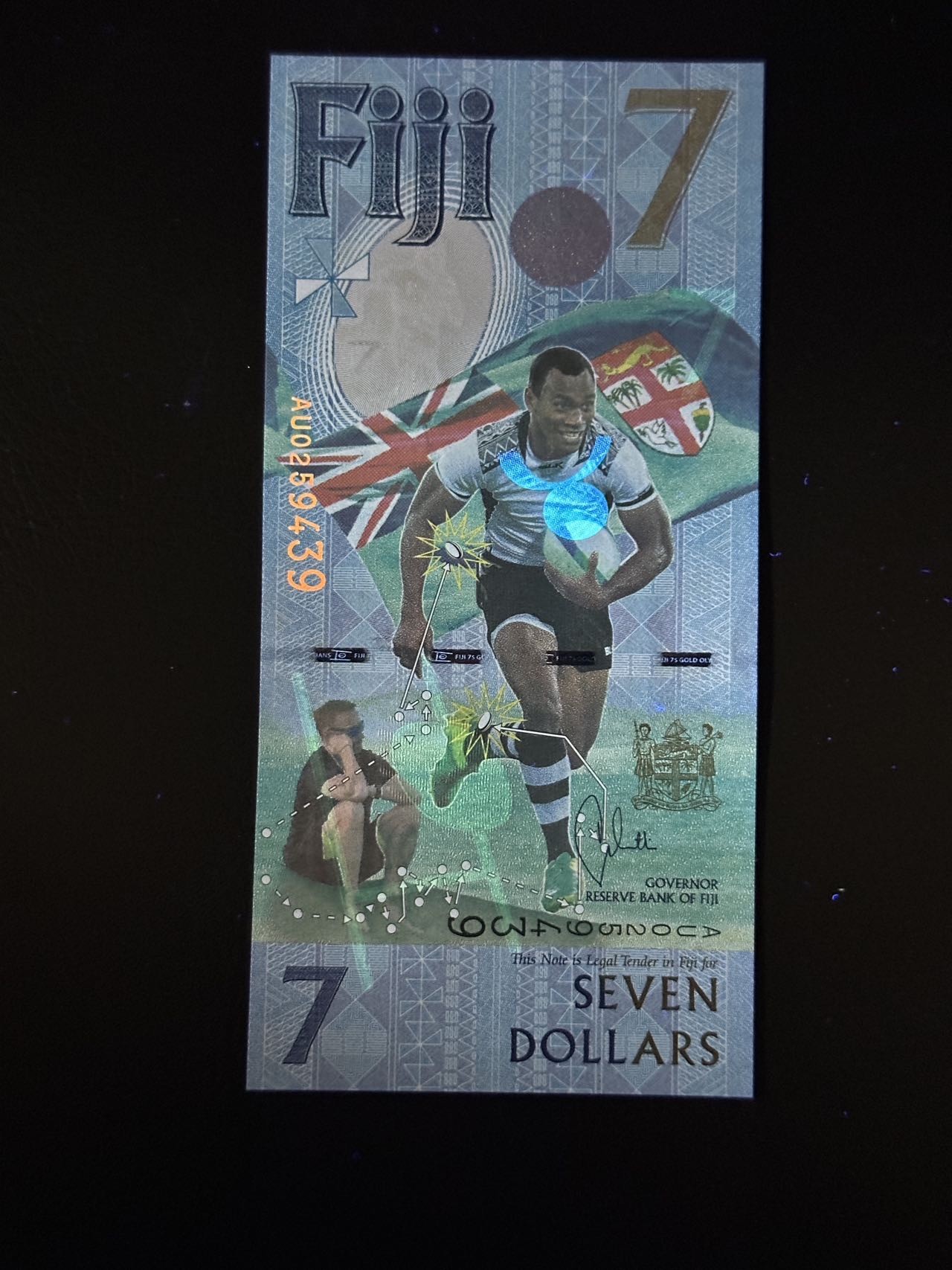 第三十六场！（本期有pmg记录仅两枚的顶级高货） 斐济橄榄球纪念币，7$特殊面值！荧光独特！设计新颖