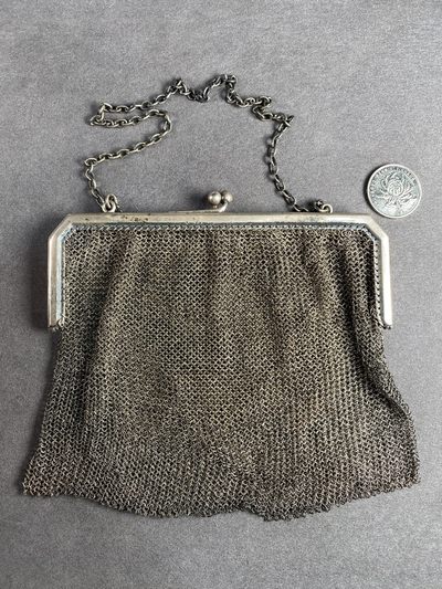 万国钱币拍卖第021期（龙年首拍） - 十九世纪德国银质女士晚宴包 镂空锁链工艺非常细腻 实用物品 143g 800银标