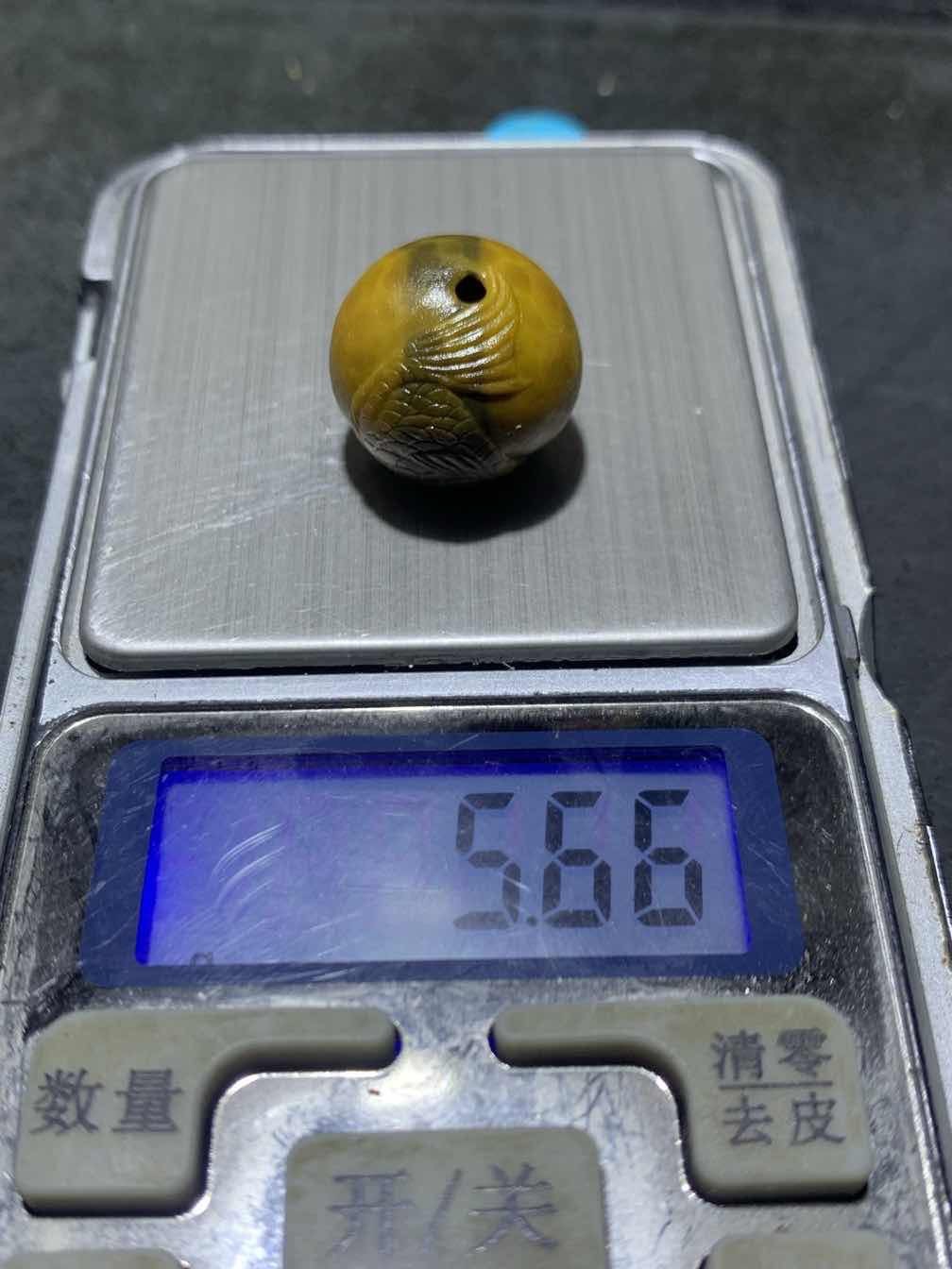 精美冰飘亚光战国红玛瑙手工俏色巧雕富贵有余随形珠一个，
