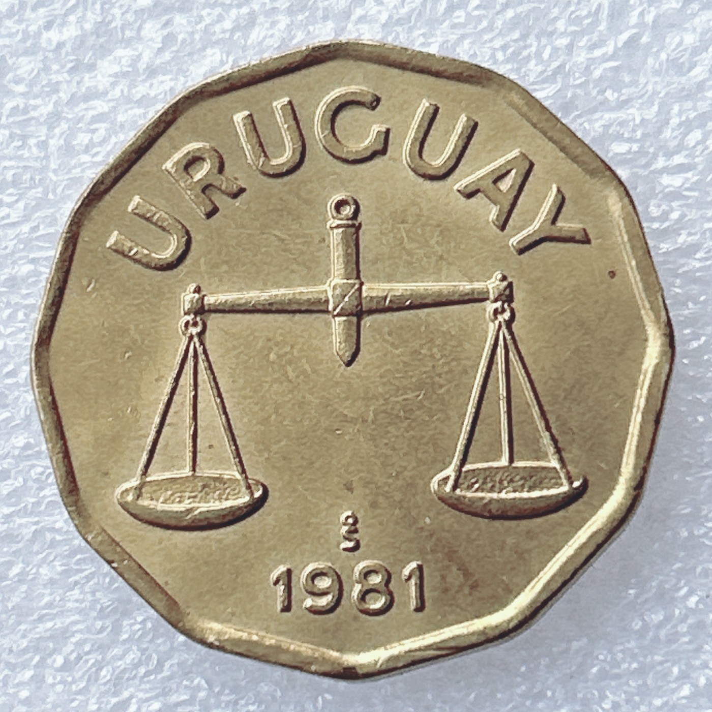 海外回流1元起拍小铺 各国钱币散币场 第8期 乌拉圭1981年50分铜币 天平多边形