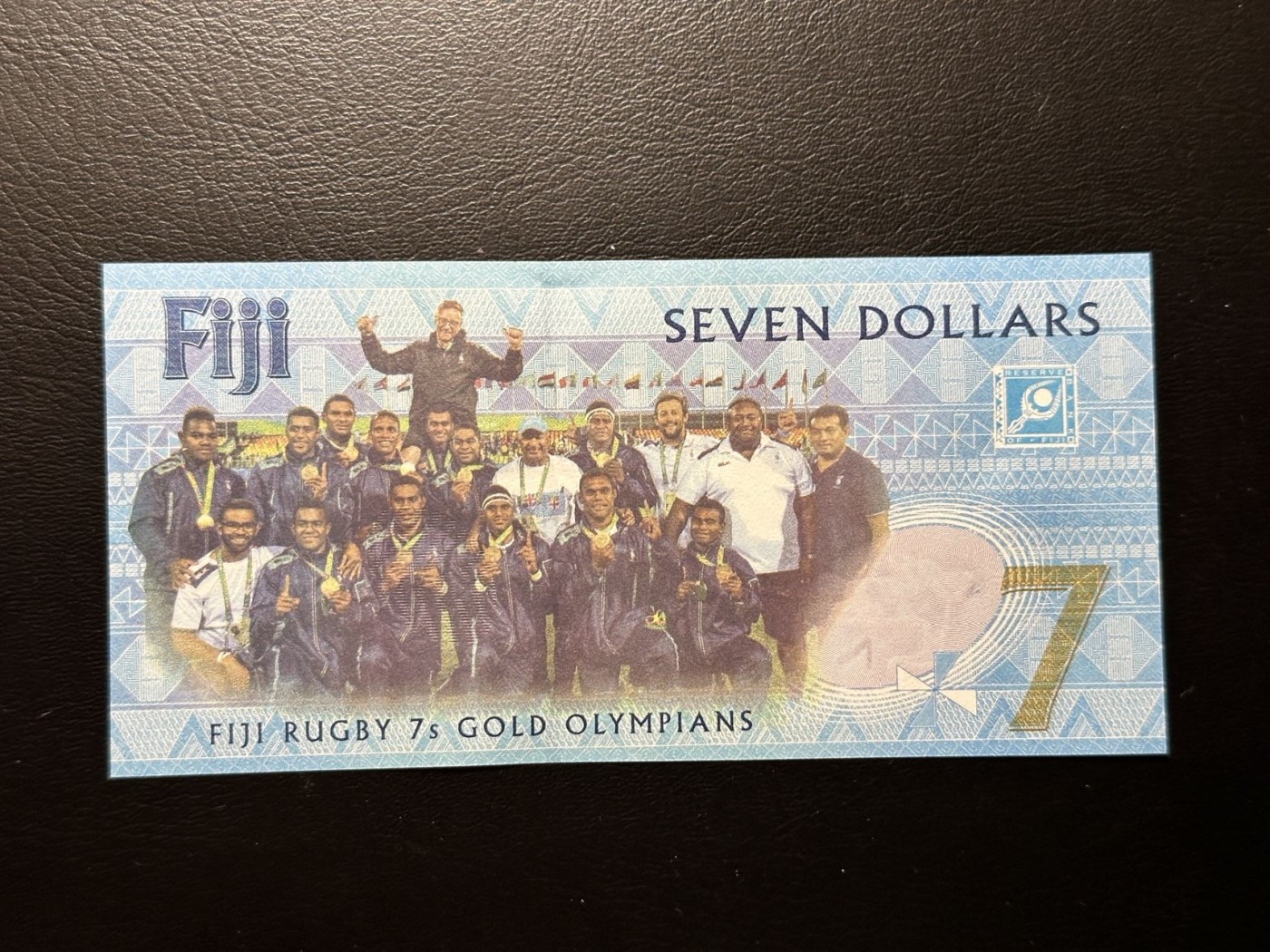 第三十六场！（本期有pmg记录仅两枚的顶级高货） 斐济橄榄球纪念币，7$特殊面值！荧光独特！设计新颖