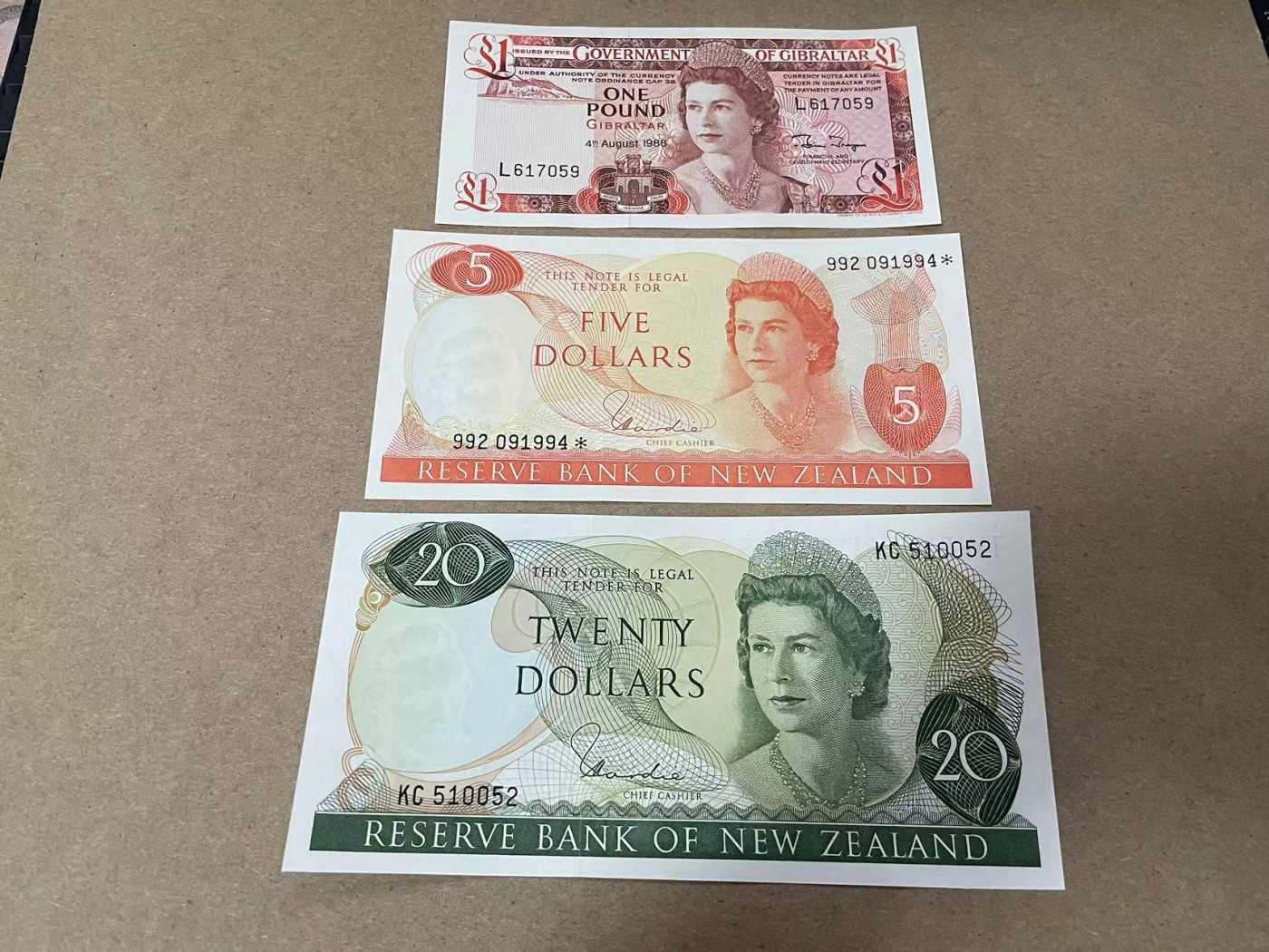 【Blue Auction】✨世界纸币精拍第435期【精】 【一组3张】新西兰 高冠女王 5元 补号&10元&直布罗陀1镑 全新UNC