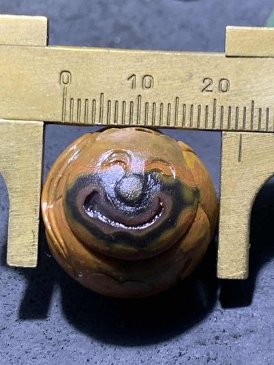 精美亚光冰飘战国红玛瑙手工俏色巧雕熊出没随形珠一颗！ 精美亚光冰飘战国红玛瑙手工俏色巧雕熊出没随形珠一颗！