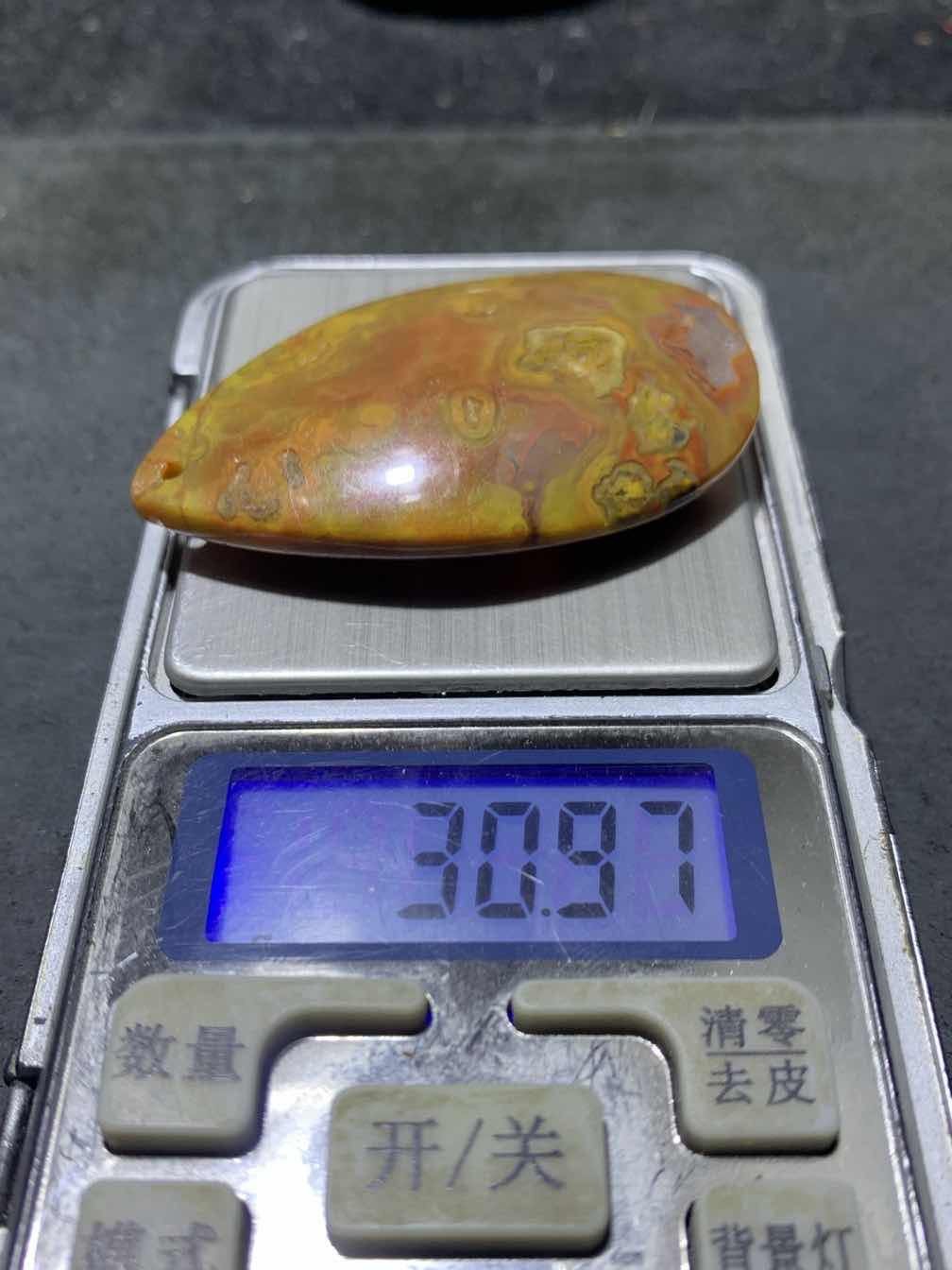 精美战国红玛瑙冰飘水滴形吊坠一个，