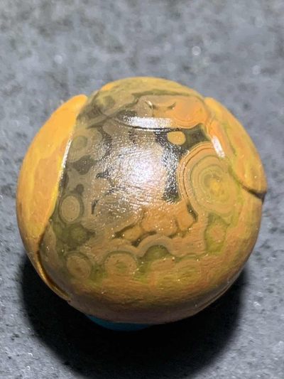 精美亚光冰飘战国红玛瑙手工俏色巧雕熊出没随形珠一颗！ 精美亚光冰飘战国红玛瑙手工俏色巧雕熊出没随形珠一颗！