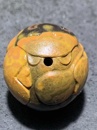 精美亚光冰飘战国红玛瑙手工俏色巧雕熊出没随形珠一颗！ 精美亚光冰飘战国红玛瑙手工俏色巧雕熊出没随形珠一颗！