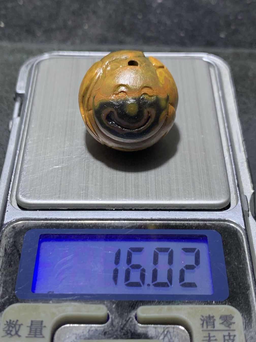 精美亚光冰飘战国红玛瑙手工俏色巧雕熊出没随形珠一颗！