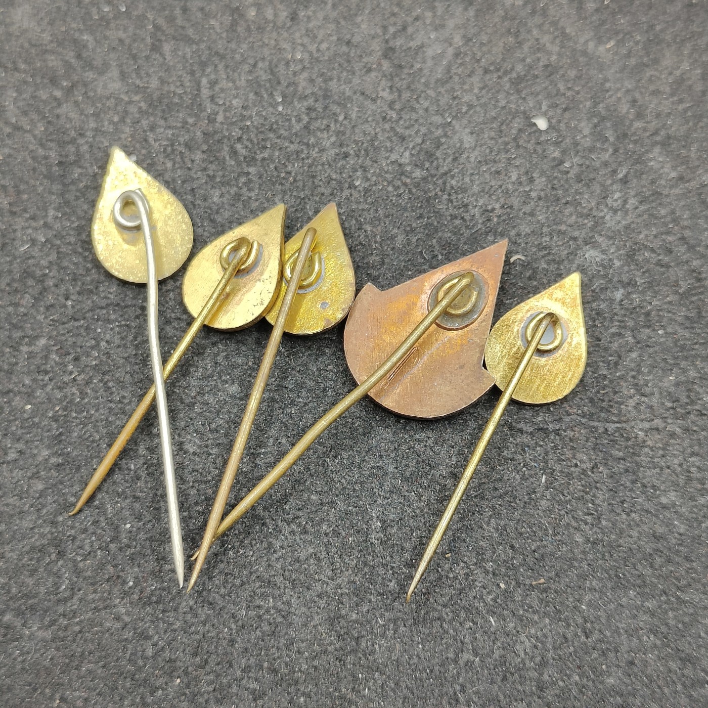 全场0元起拍 第133期 咸鱼国勋章拍卖专场 2月25日（周日）下午6：00开始 东德献血章五个