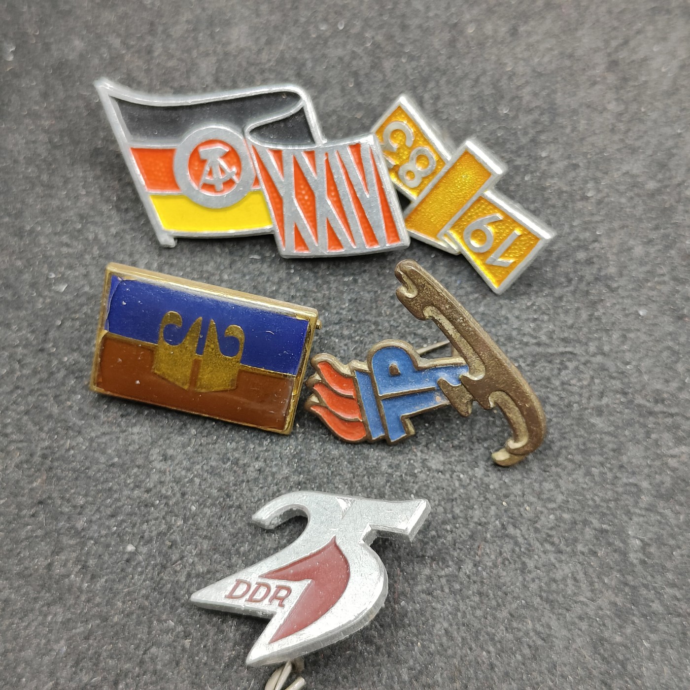 全场0元起拍 第133期 咸鱼国勋章拍卖专场 2月25日（周日）下午6：00开始 东德徽章一组五个