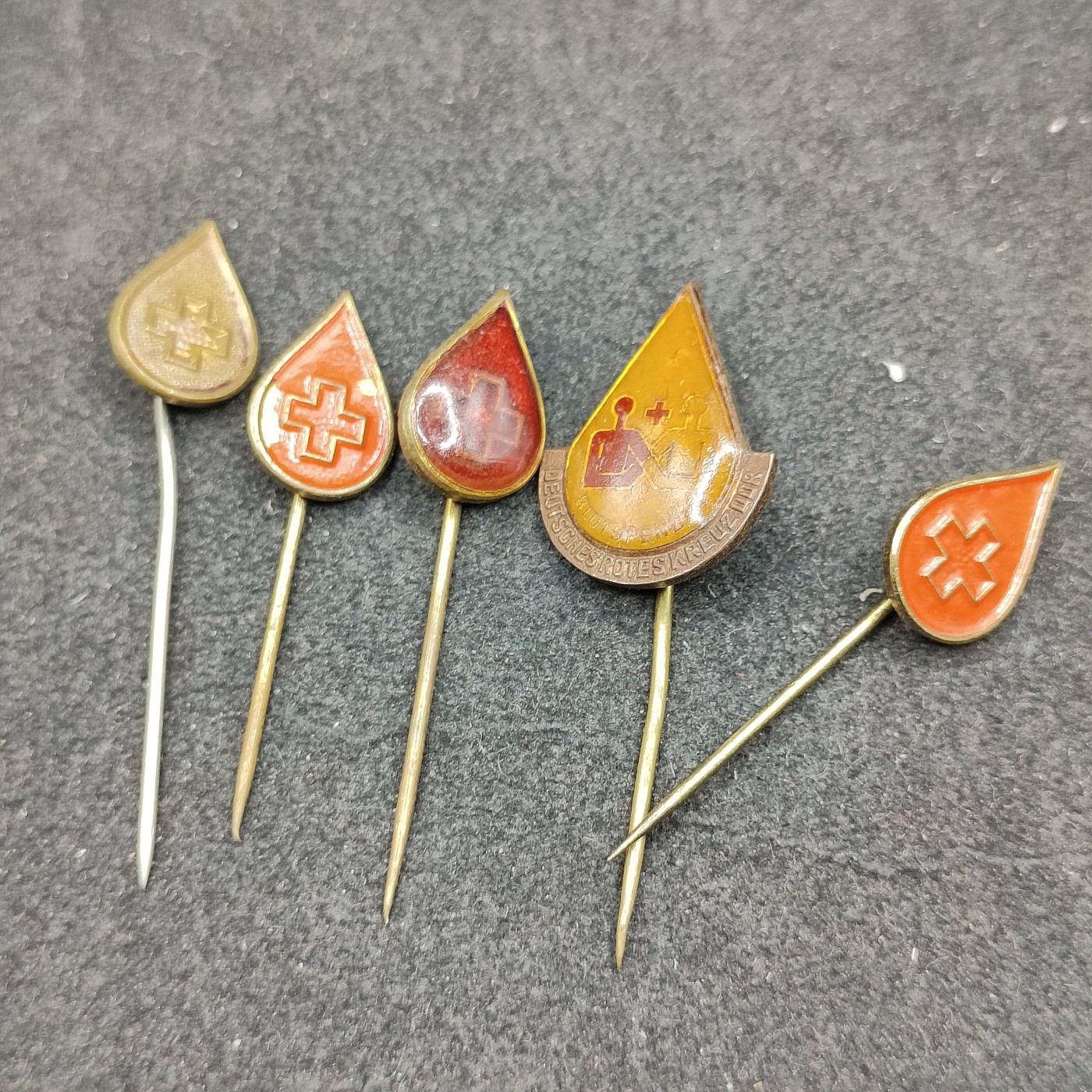 全场0元起拍 第133期 咸鱼国勋章拍卖专场 2月25日（周日）下午6：00开始 东德献血章五个