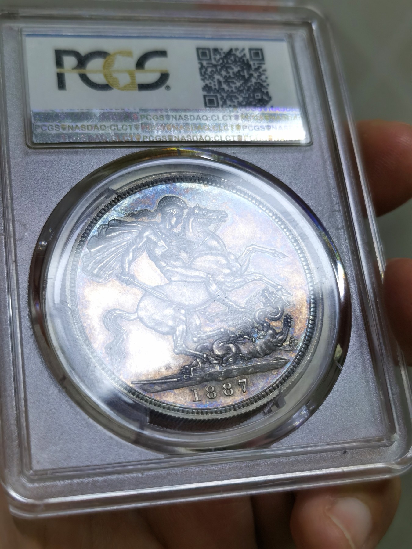 PCGS PR61 英国1887年维多利亚高冠马剑1克朗银币，发行量仅1000枚的精制马剑，五彩底板，值得收藏！