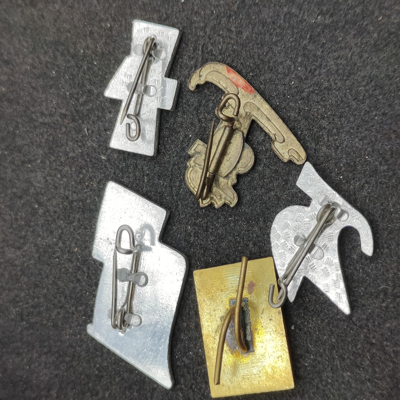 全场0元起拍 第133期 咸鱼国勋章拍卖专场 2月25日（周日）下午6：00开始 东德徽章一组五个