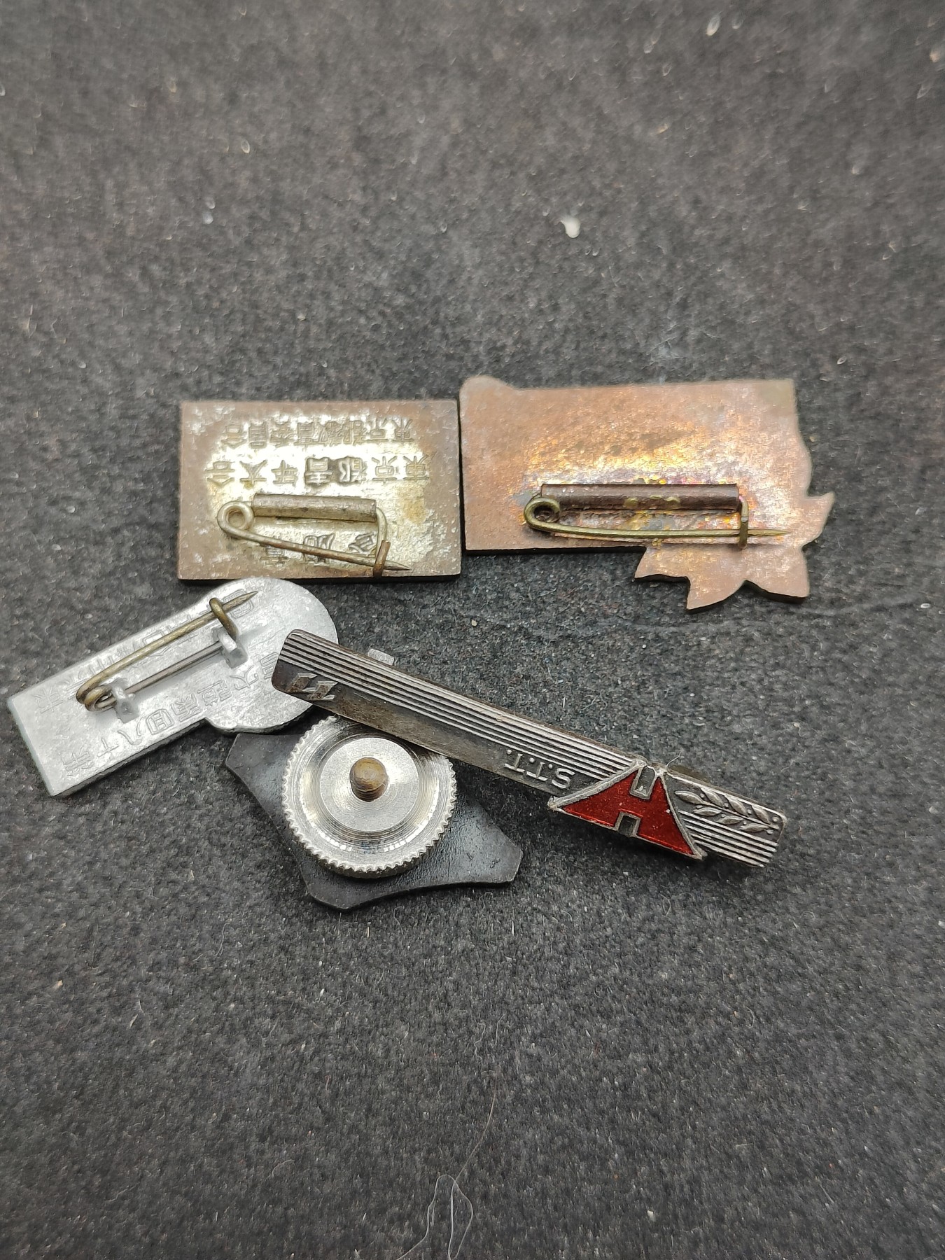 全场0元起拍 第133期 咸鱼国勋章拍卖专场 2月25日（周日）下午6：00开始 日本徽章一组五个