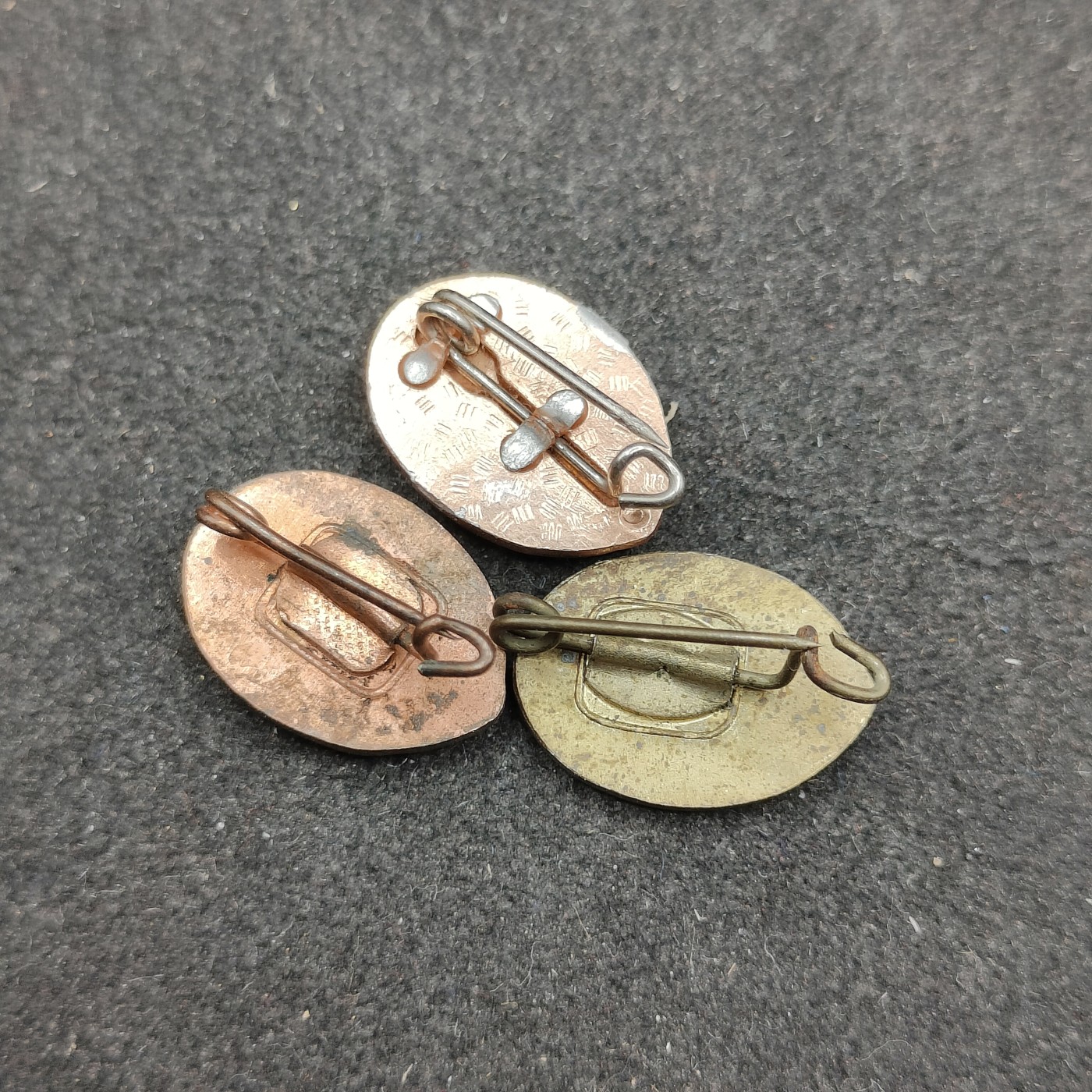 全场0元起拍 第133期 咸鱼国勋章拍卖专场 2月25日（周日）下午6：00开始 东德军事技能章三个