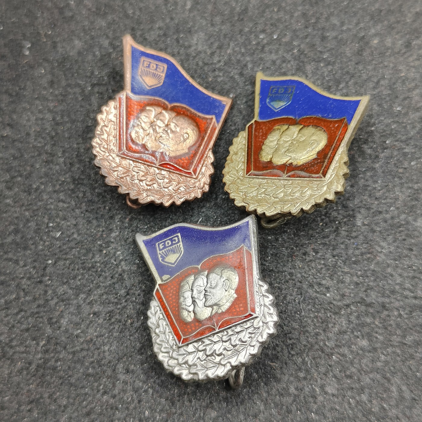 全场0元起拍 第133期 咸鱼国勋章拍卖专场 2月25日（周日）下午6：00开始 东德fdj青年团奖章 金银铜一组