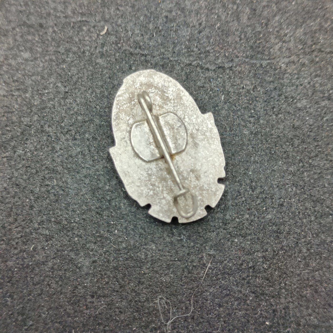 全场0元起拍 第133期 咸鱼国勋章拍卖专场 2月25日（周日）下午6：00开始 东德gst珐琅技能章