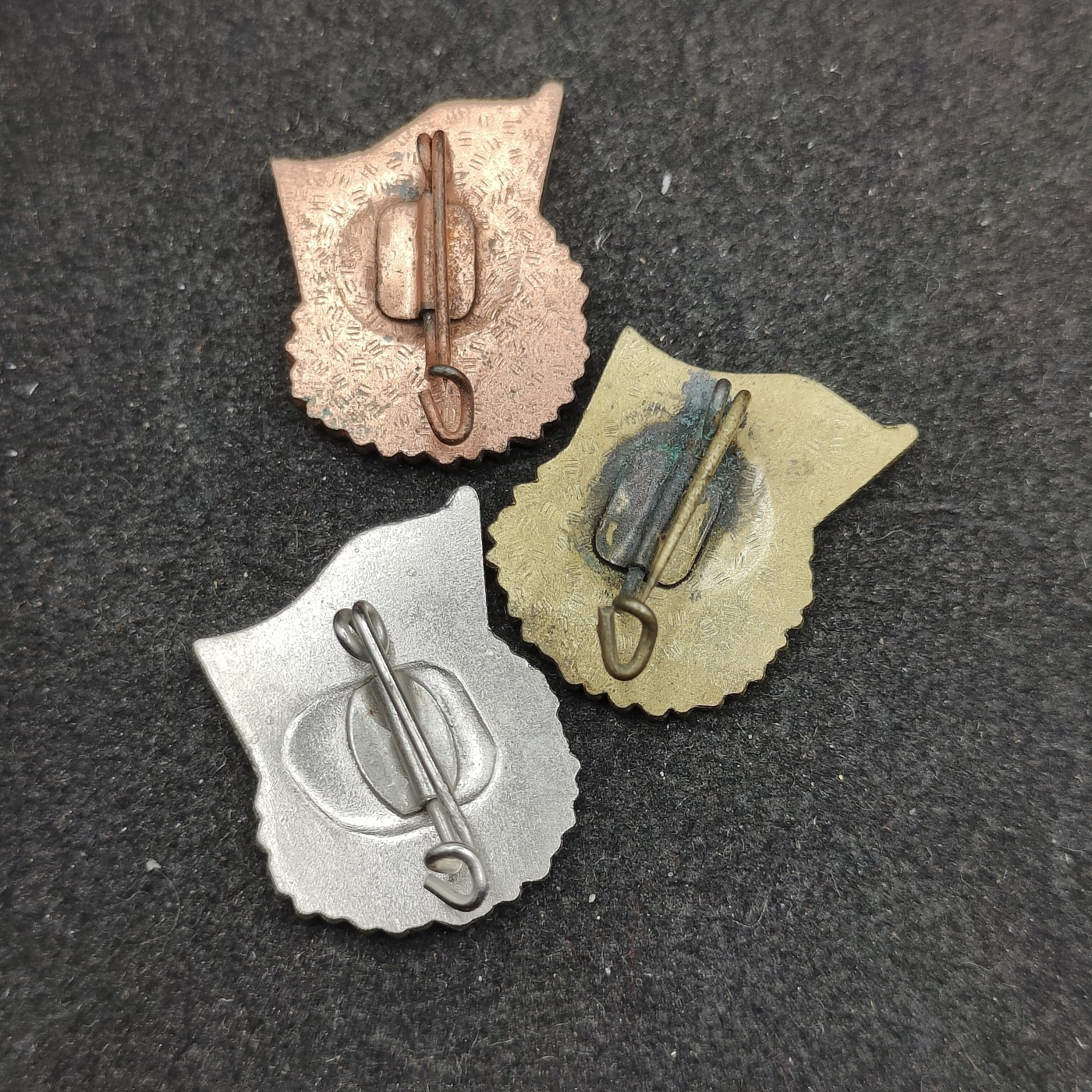 全场0元起拍 第133期 咸鱼国勋章拍卖专场 2月25日（周日）下午6：00开始 东德fdj青年团奖章 金银铜一组