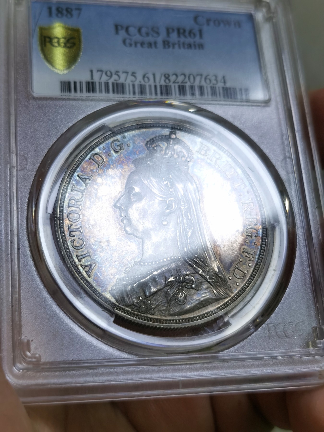 PCGS PR61 英国1887年维多利亚高冠马剑1克朗银币，发行量仅1000枚的精制马剑，五彩底板，值得收藏！