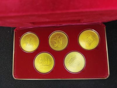 巴斯克收藏第232期 套币，卡册，原盒币专场 3月 5/6/7 号三场连拍 全场包邮 - 马恩岛 伊丽莎白二世 1979年 1克朗纪念银套币 马恩岛议会1000周年纪念系列 5枚均为银币黄色为保护塑套颜色