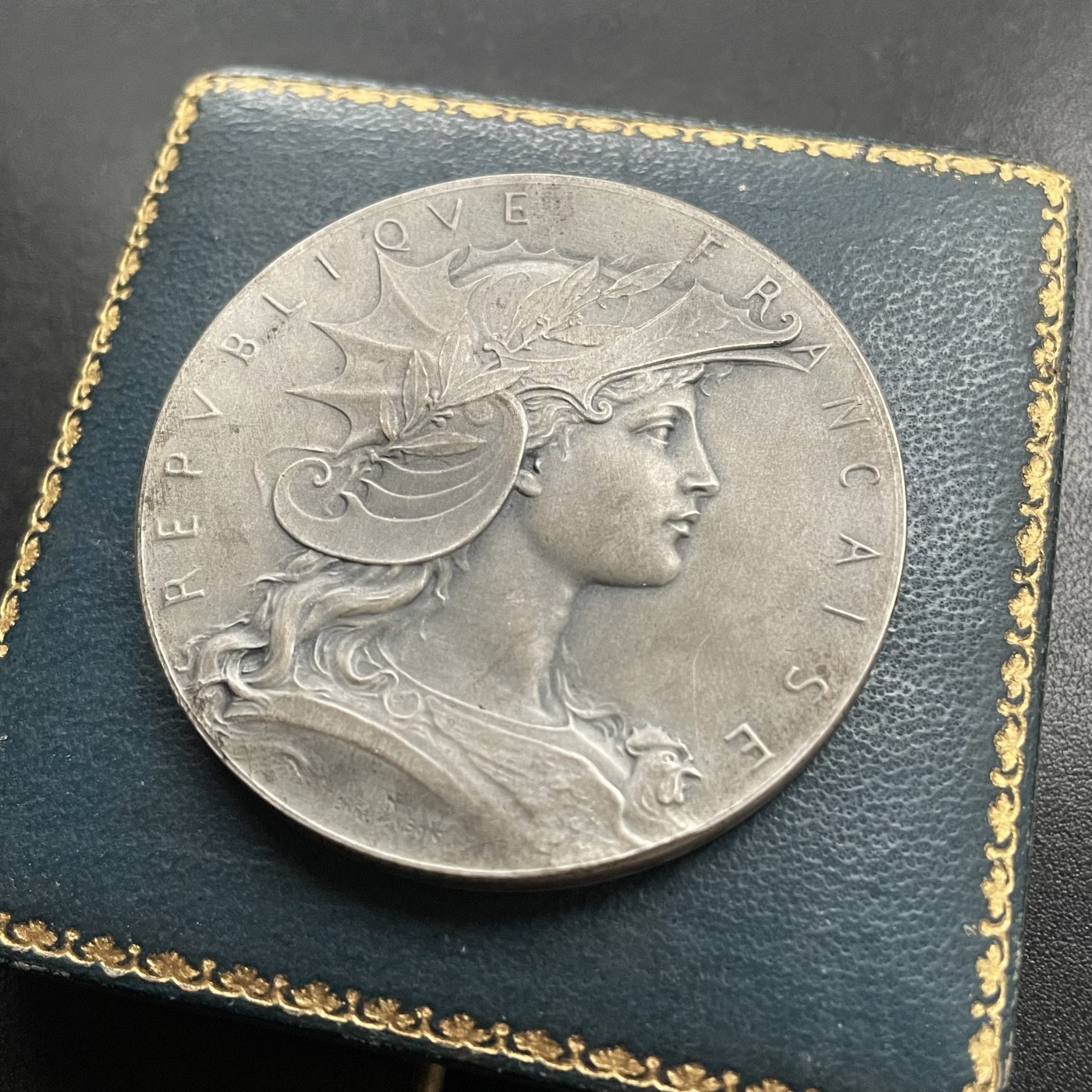 「木头集藏」章牌专场-第38期 H.Dubois～法国射击竞赛原盒银章   直径：50mm，63.2g，边铭：丰饶角 ARGENT，原盒正常使用，品相很不错！