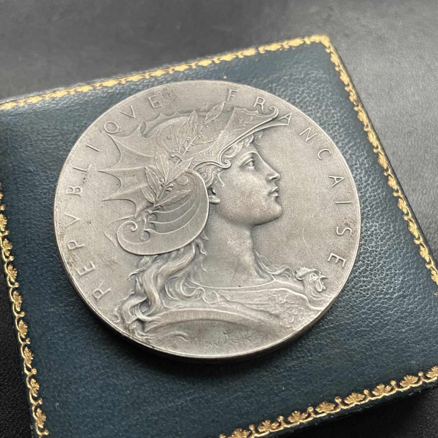 「木头集藏」章牌专场-第38期 H.Dubois～法国射击竞赛原盒银章   直径：50mm，63.2g，边铭：丰饶角 ARGENT，原盒正常使用，品相很不错！