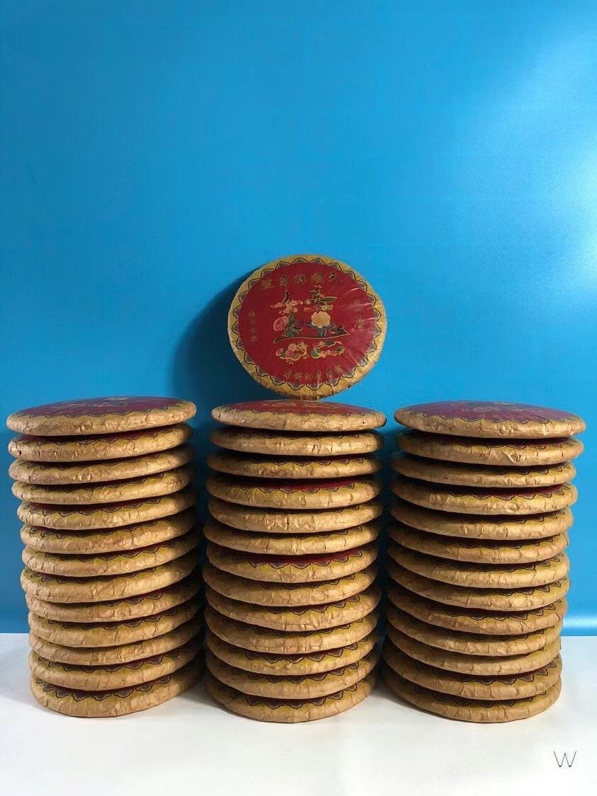 仓库库存天顺祥商号普洱生茶饼，保存完好，茶香浓郁，品相如图。