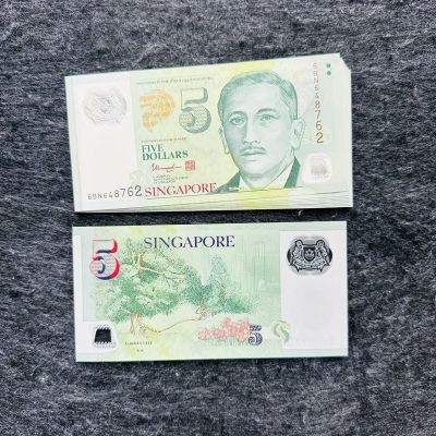 129th 新加坡2023-2024年2-5-10元塑料钞，新防伪点 - 2023年5元，两个实心五角星，6AE837355