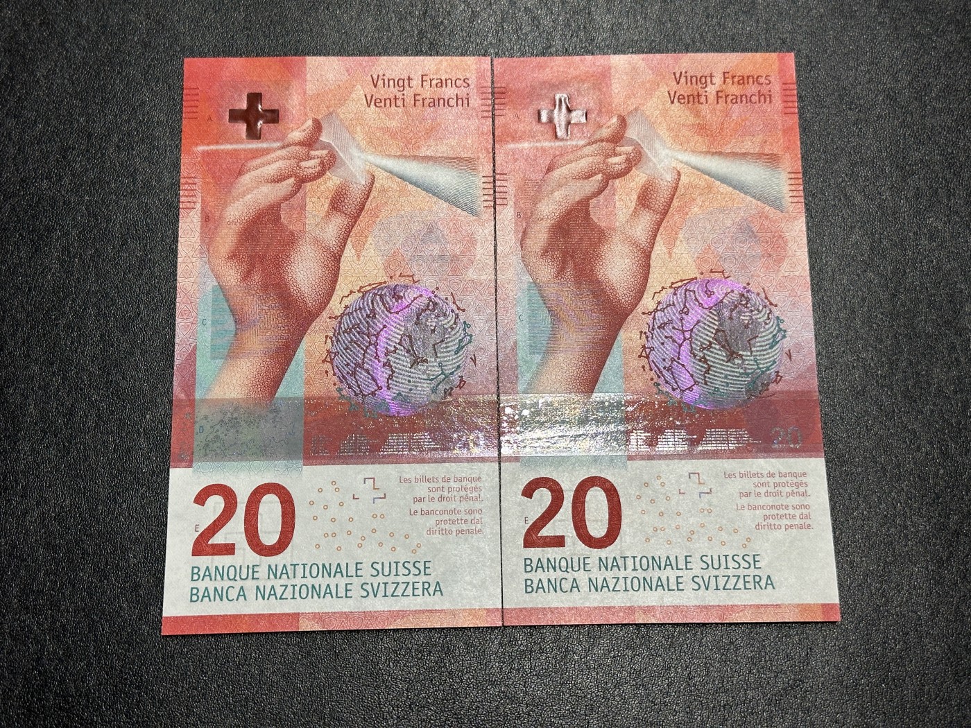 《外钞收藏家》第三百四十一期 最新版瑞士手版20法郎 两张一起 全新UNC