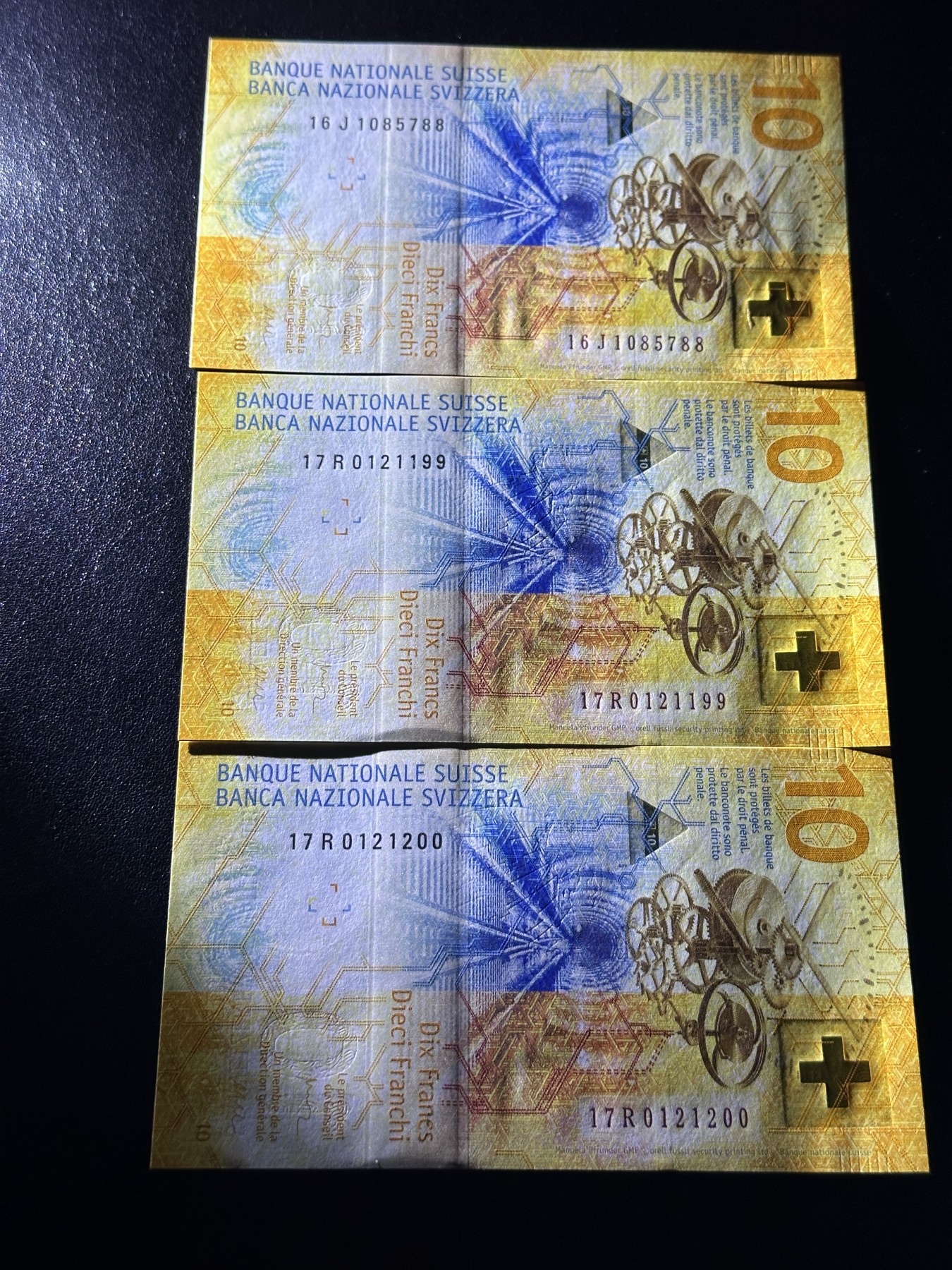 《外钞收藏家》第三百四十一期 最新版瑞士10法郎 三张一起 全新UNC