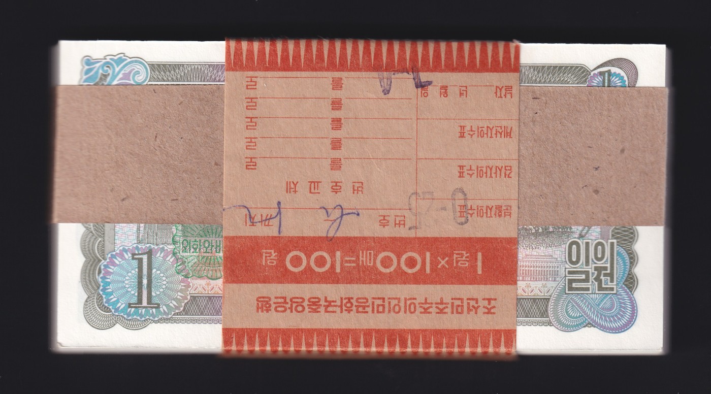草稿银行第十七期国内外钞票拍卖 朝鲜1978年1圆券 绿色戳 资本主义国家旅客外汇券 原刀100张 全新原票微黄