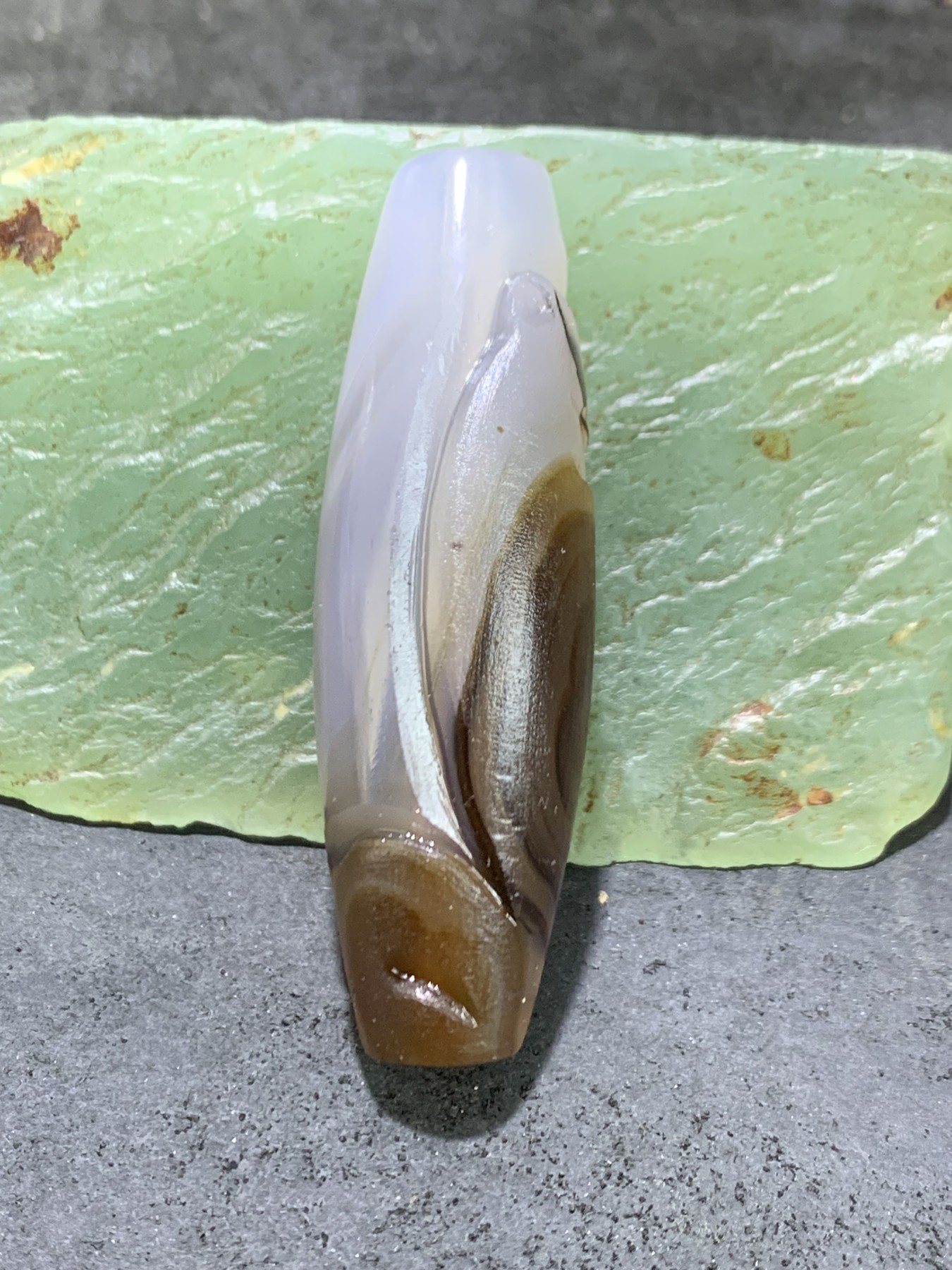精美高玉化亚光海洋玉髓手工俏色巧雕蝙蝠大桶珠一个
