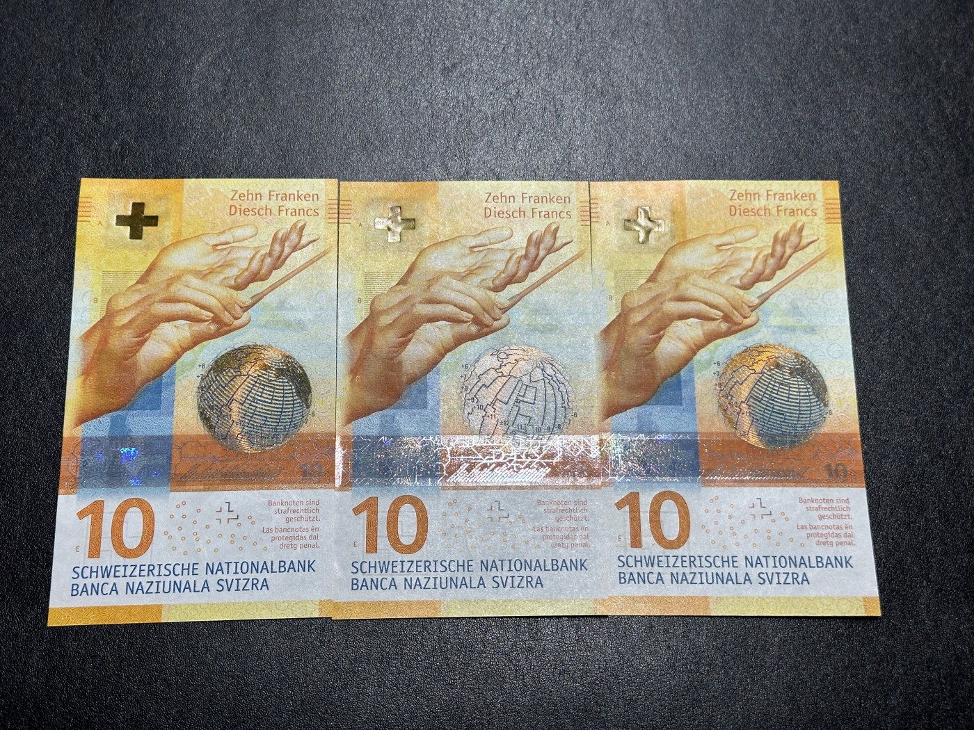 《外钞收藏家》第三百四十一期 最新版瑞士10法郎 三张一起 全新UNC