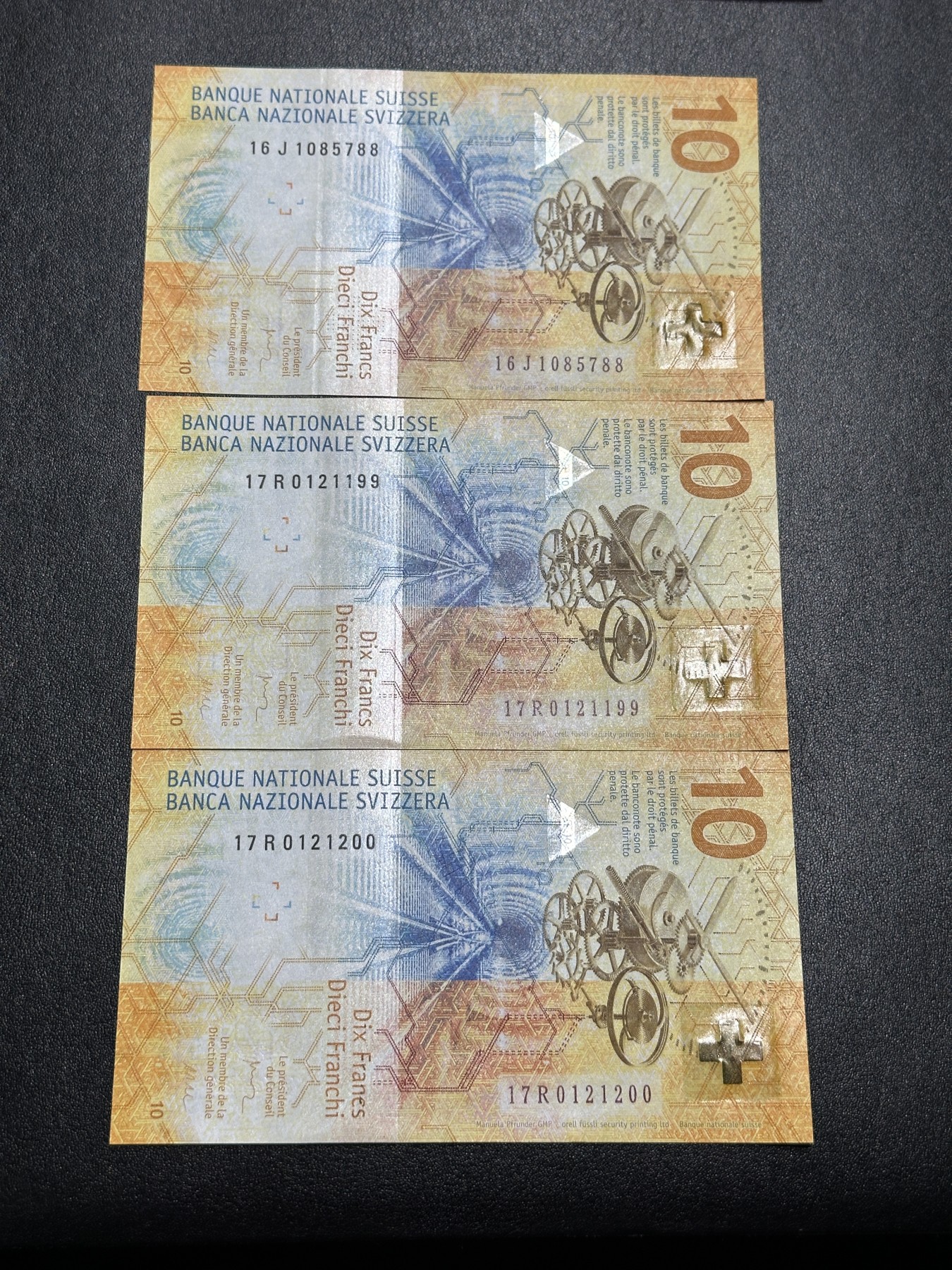 《外钞收藏家》第三百四十一期 最新版瑞士10法郎 三张一起 全新UNC