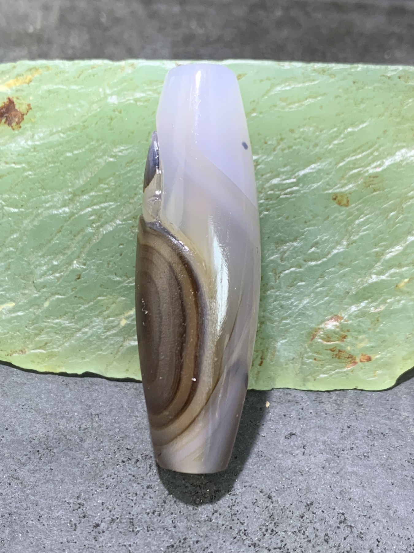 精美高玉化亚光海洋玉髓手工俏色巧雕蝙蝠大桶珠一个