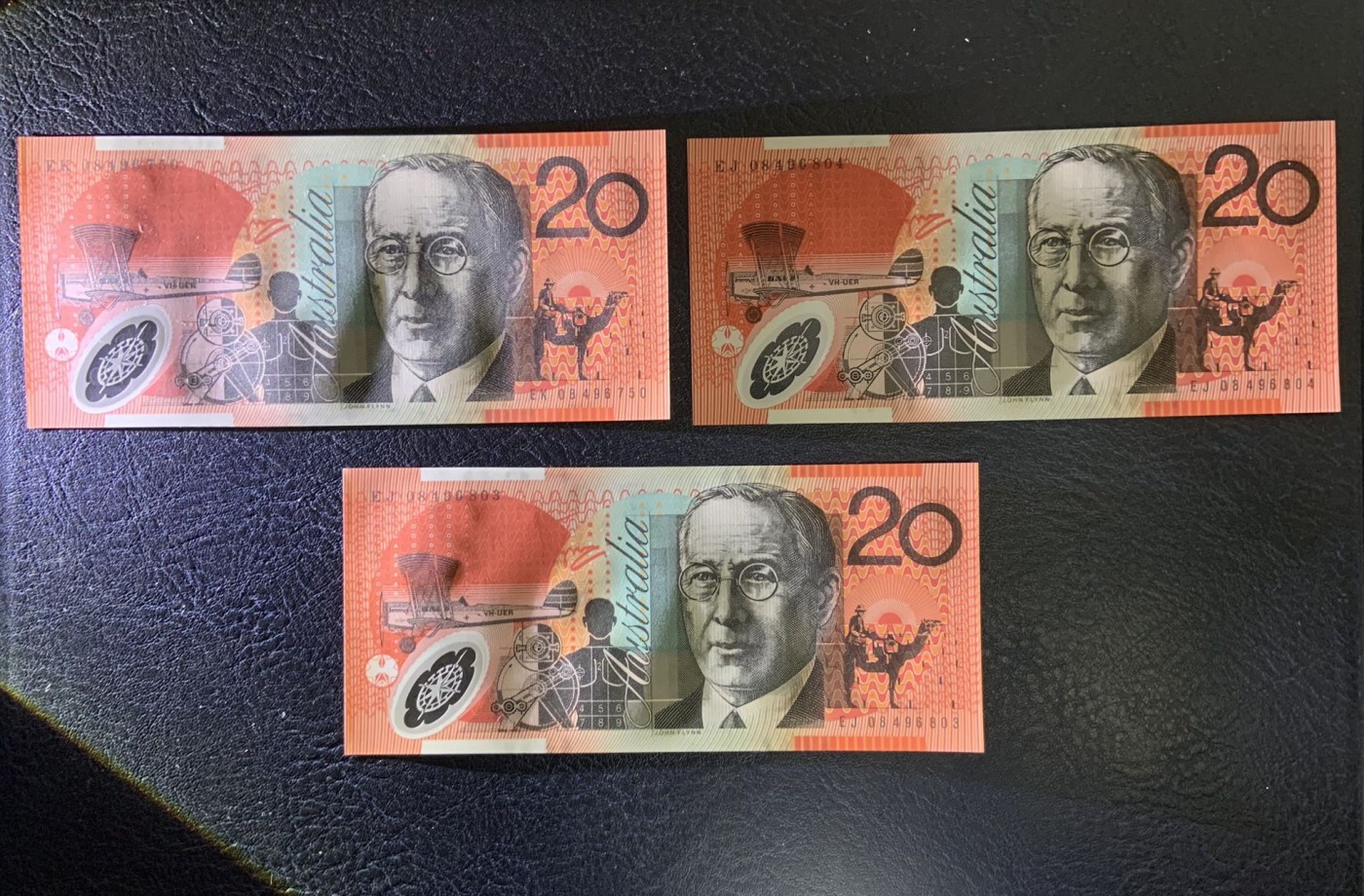 收藏联盟Quantum Auction 第327期拍卖  澳大利亚2008年20元三张 品相全新UNC 早期年份 “皇家飞行医生服务”组织创始人 牧师 约翰.弗林