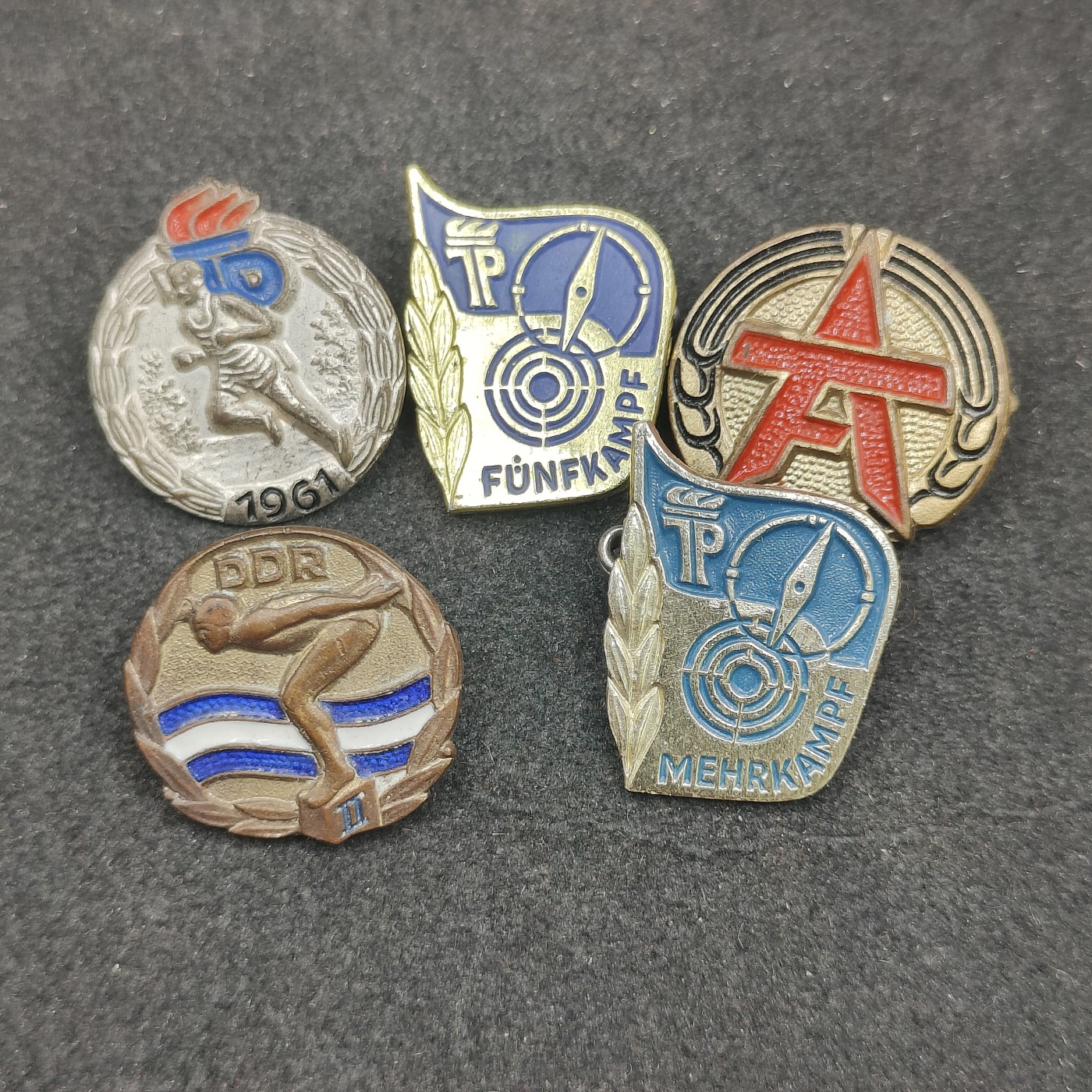 全场0元起拍 第134期 咸鱼国勋章拍卖专场 2月28日（周三）下午6：00开始 东德徽章一组