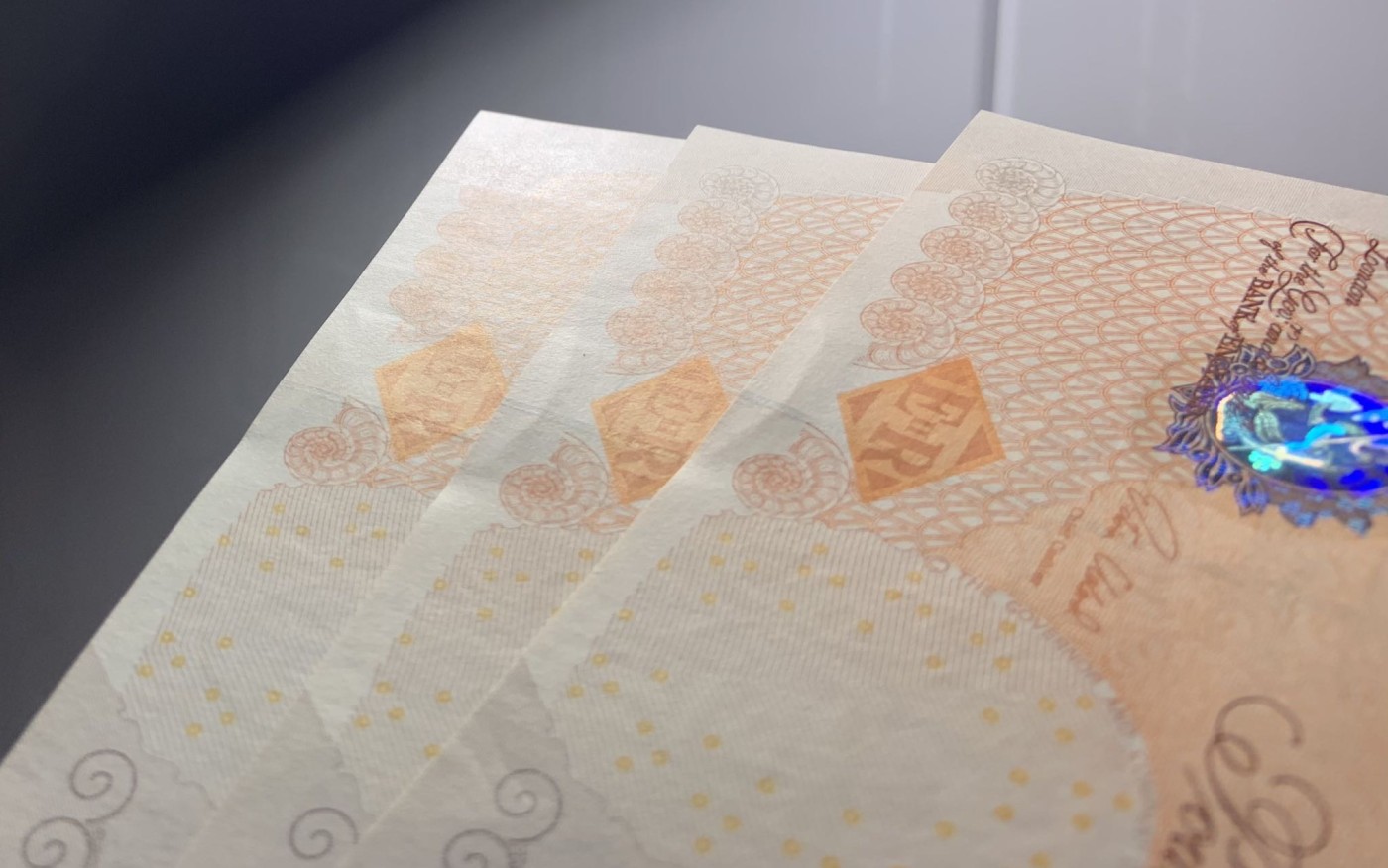 收藏联盟Quantum Auction 第326期拍卖  英国2000年版10镑三连号 品相UNC 细节如图 号码无4 金属线处轻微捆印 