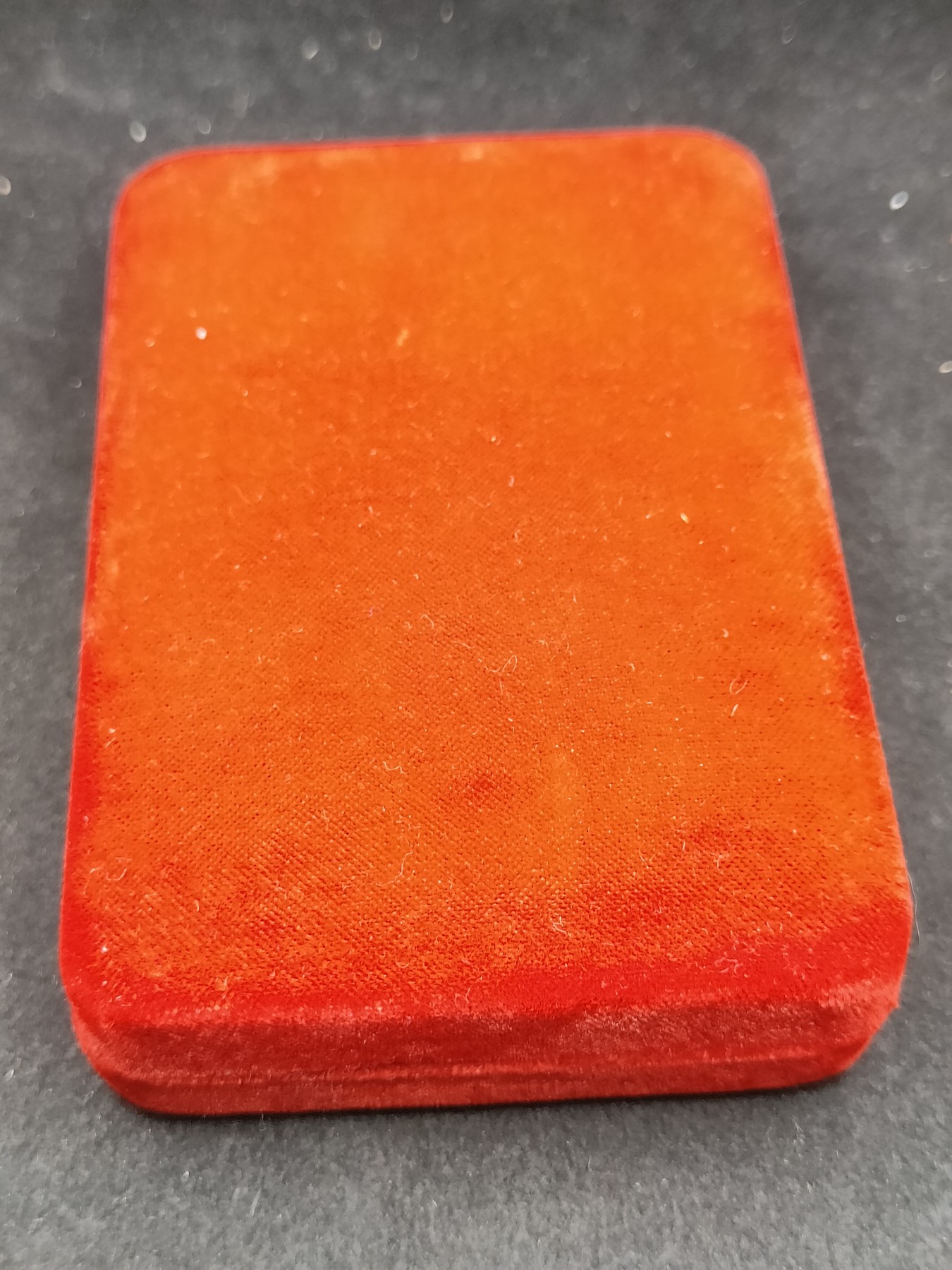 全场0元起拍 第134期 咸鱼国勋章拍卖专场 2月28日（周三）下午6：00开始 朝总联版烫金国徽盒 朝鲜建国纪念章带盒略