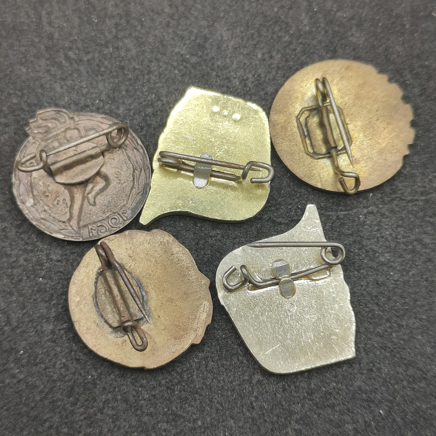 全场0元起拍 第134期 咸鱼国勋章拍卖专场 2月28日（周三）下午6：00开始 东德徽章一组