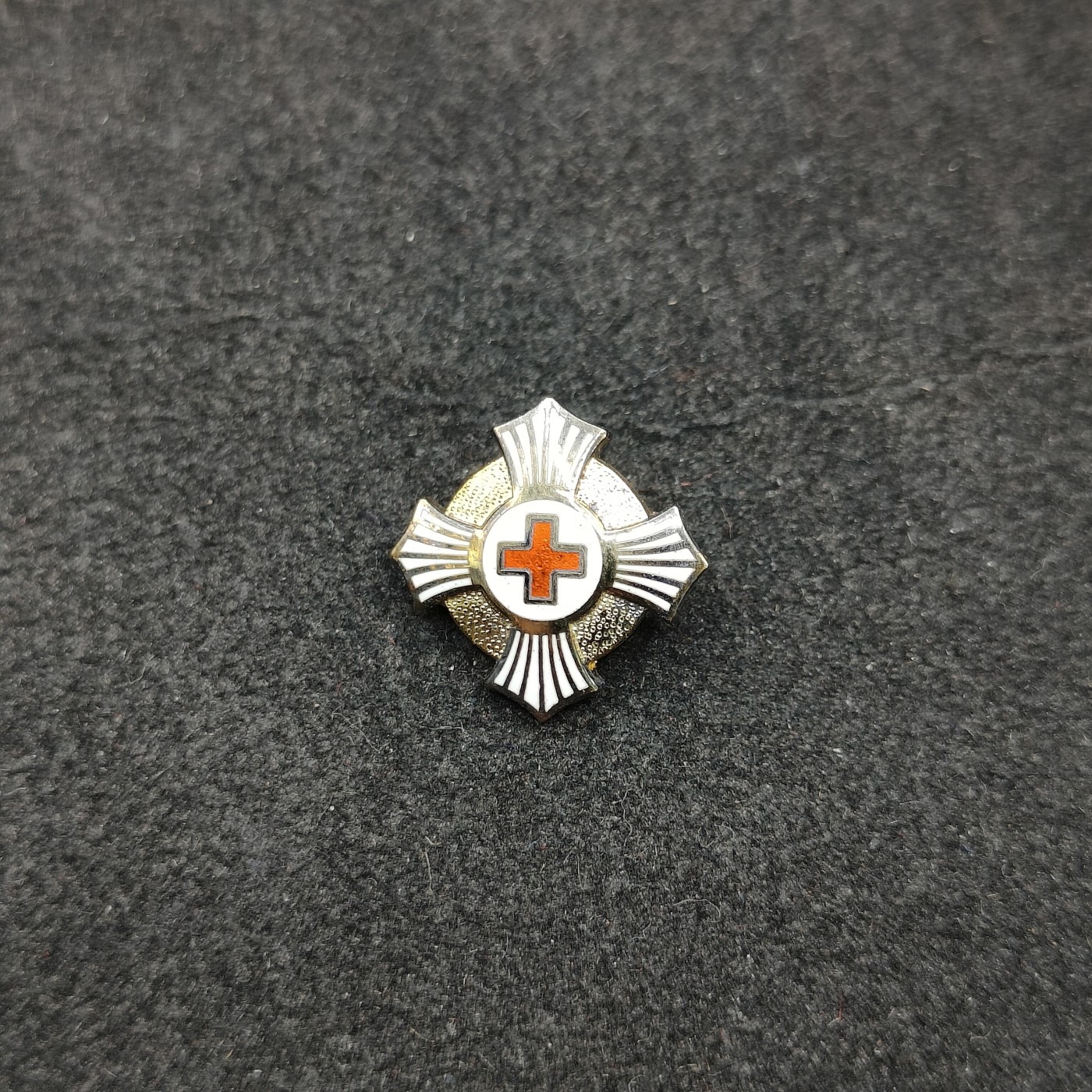 全场0元起拍 第134期 咸鱼国勋章拍卖专场 2月28日（周三）下午6：00开始 日本赤十字金有功略章 纯银制