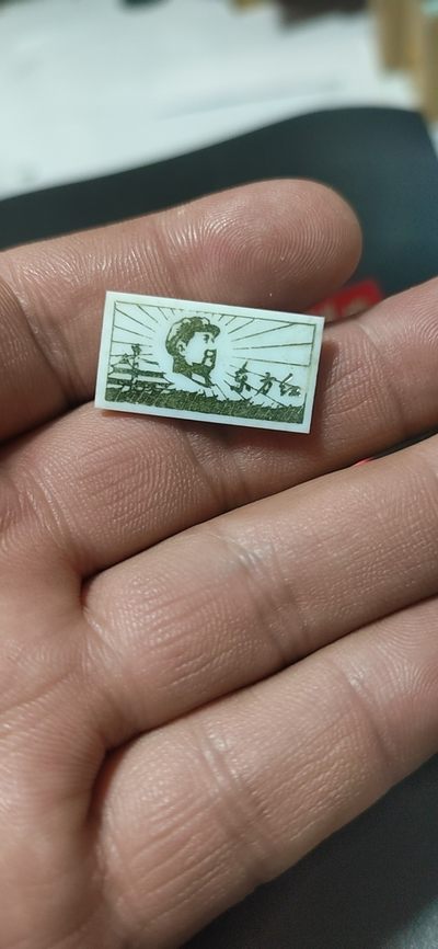 毛主席语录章、徽章 - 🔥🔥东方红🔥朝右看🔥🔥毛主席像章一枚，长方形胸章，品相如图