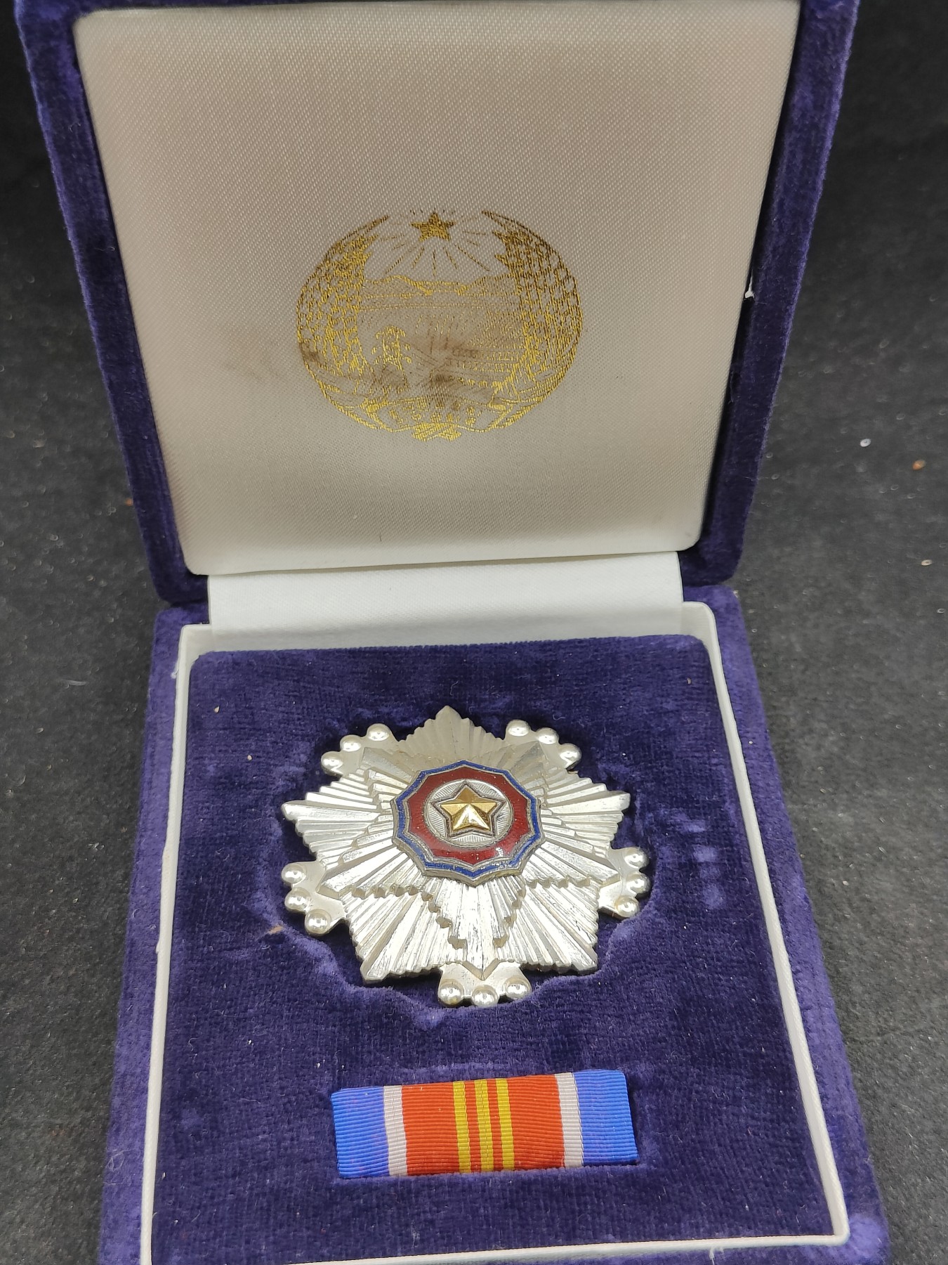 全场0元起拍 第134期 咸鱼国勋章拍卖专场 2月28日（周三）下午6：00开始 朝总联版烫金国徽盒三级国旗勋章带盒略