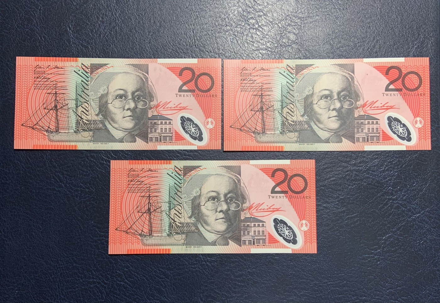 收藏联盟Quantum Auction 第327期拍卖  澳大利亚2008年20元三张 品相全新UNC 早期年份 “皇家飞行医生服务”组织创始人 牧师 约翰.弗林